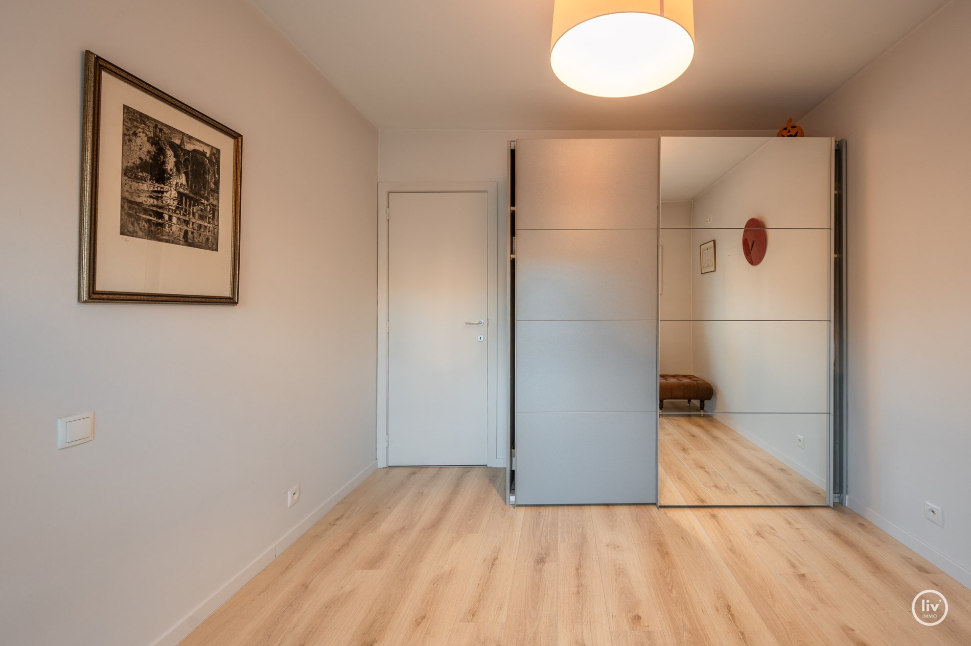 Appartement soign&#233; et contemporain avec une belle terrasse d&#39;angle orient&#233;e au sud, situ&#233; dans le vieux Knokke &#224; distance de marche du march&#233; aux l&#233;gumes de Knokke. 