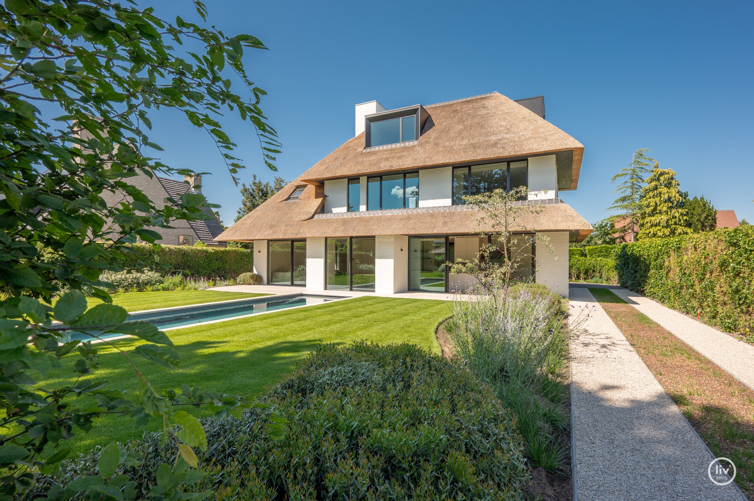 Journ&#233;e portes ouvertes samedi 4/07 de 14h &#224; 16h. Villa neuve exclusive avec piscine et jardin orient&#233; sud sur un grand terrain de 1.071m2. 