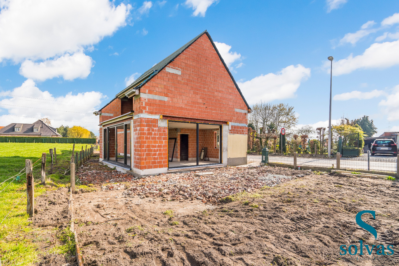 Verder af te werken ruwbouwwoning te Zomergem! 