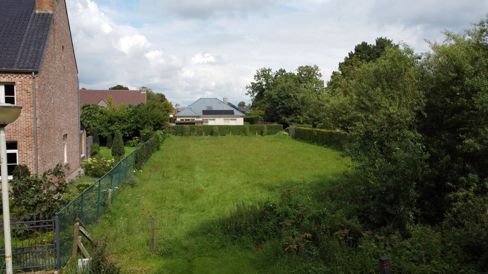 Bouwgrond van 898 m&#178; in Bloemenwijk te Zoersel. 