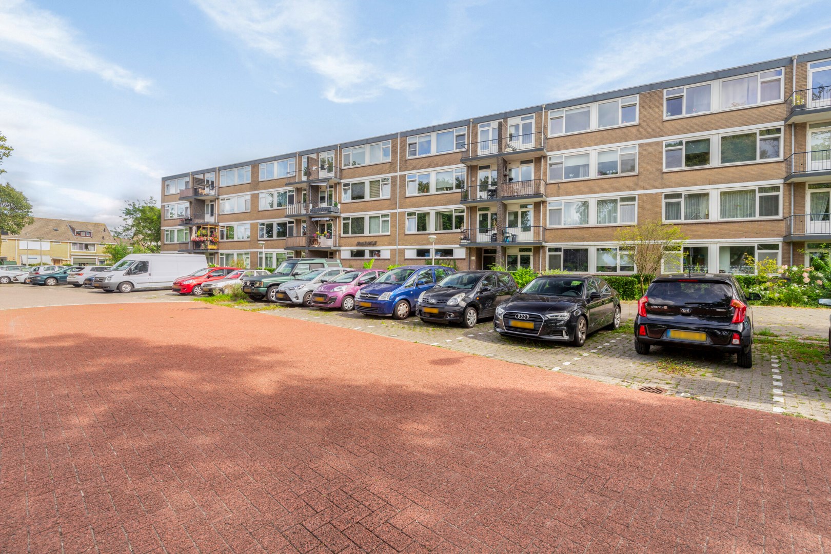 Prima starters appartement op de 1e verdieping met 4 kamers en een berging in de onderbouw. 