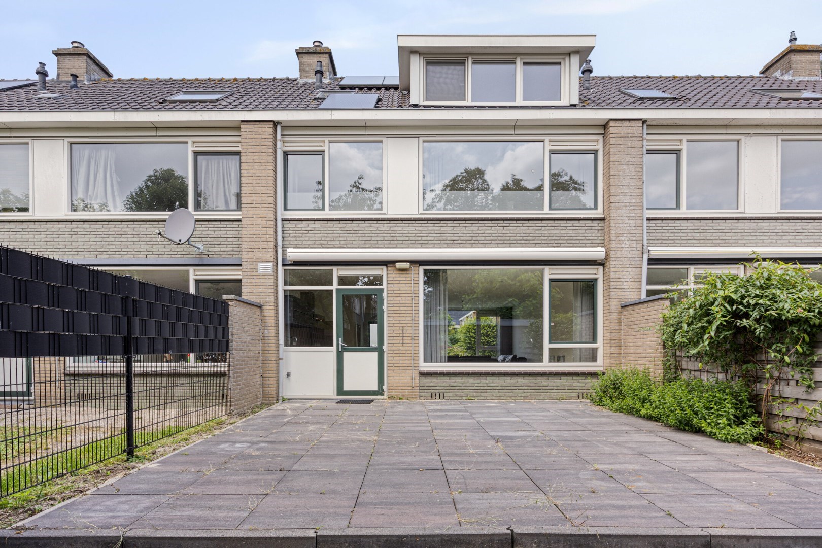 Ruime eengezinswoning met 5 kamers op eigen grond, 11 zonnepanelen en een centrale ligging in de wijk Ommoord. 