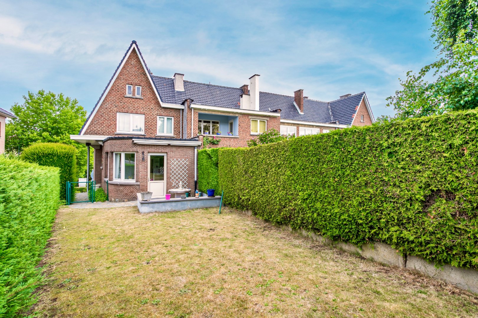 Woning met 2 (mogelijk 3) slpk. , tuin en inpandige garage 