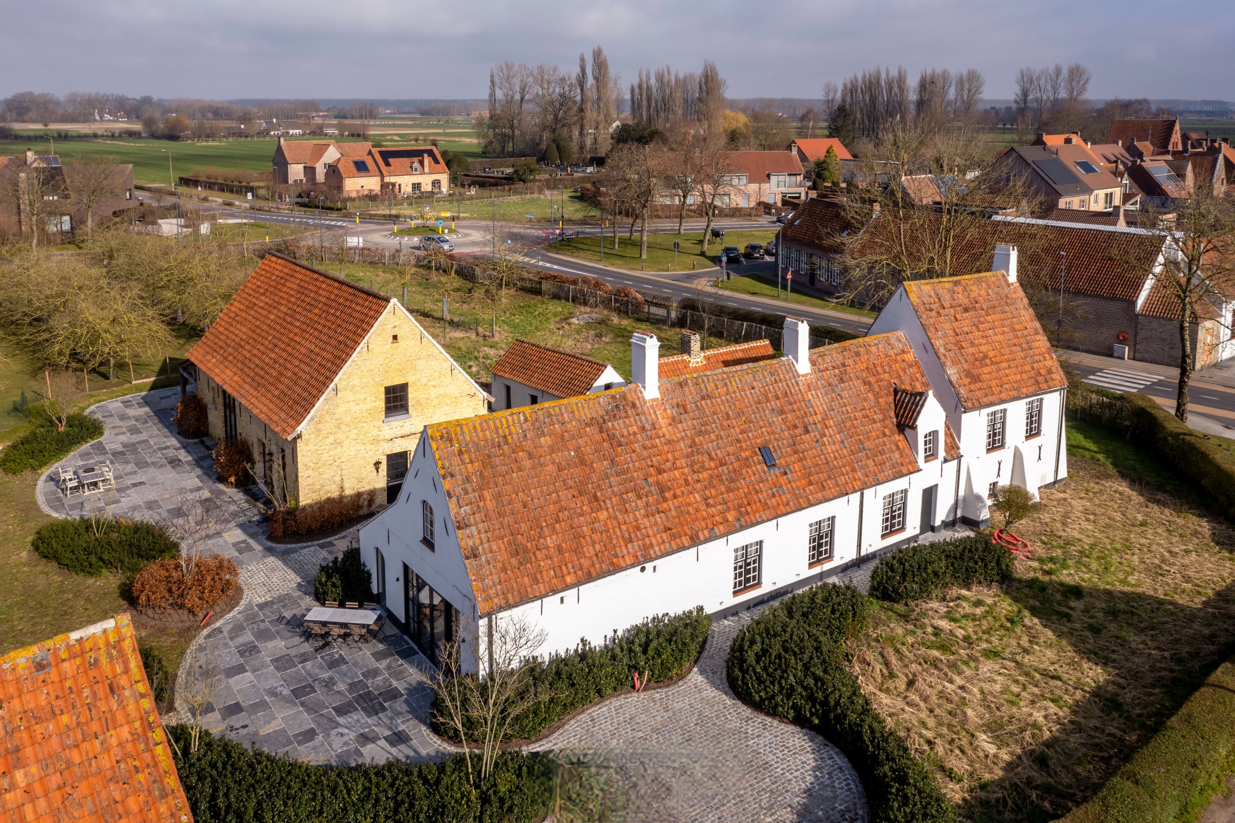 Prachtig gerestaureerde hoeve met polyvalente bijgebouwen en weiland | Damme (Vivenkapelle) 