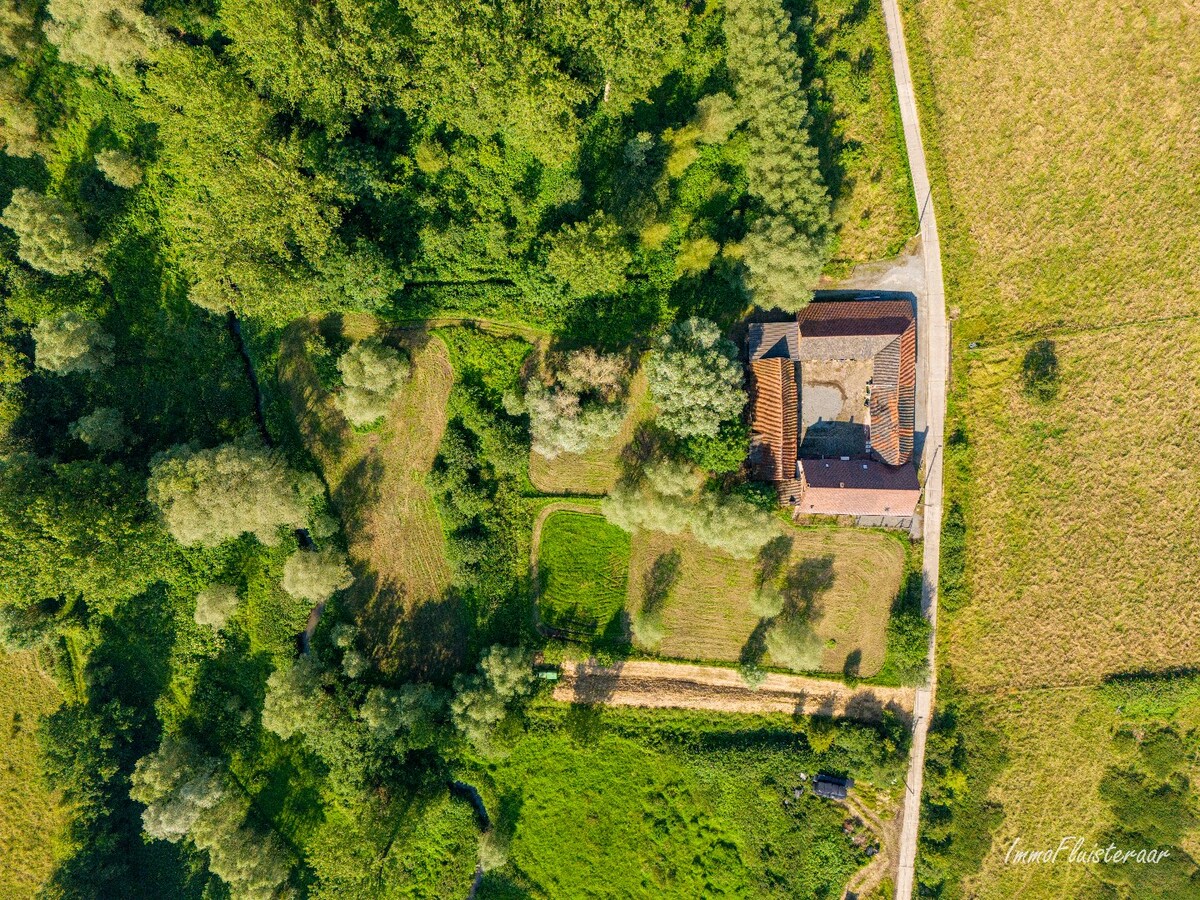 Idyllisch gelegen te renoveren vierkantshoeve met bijgebouwen 