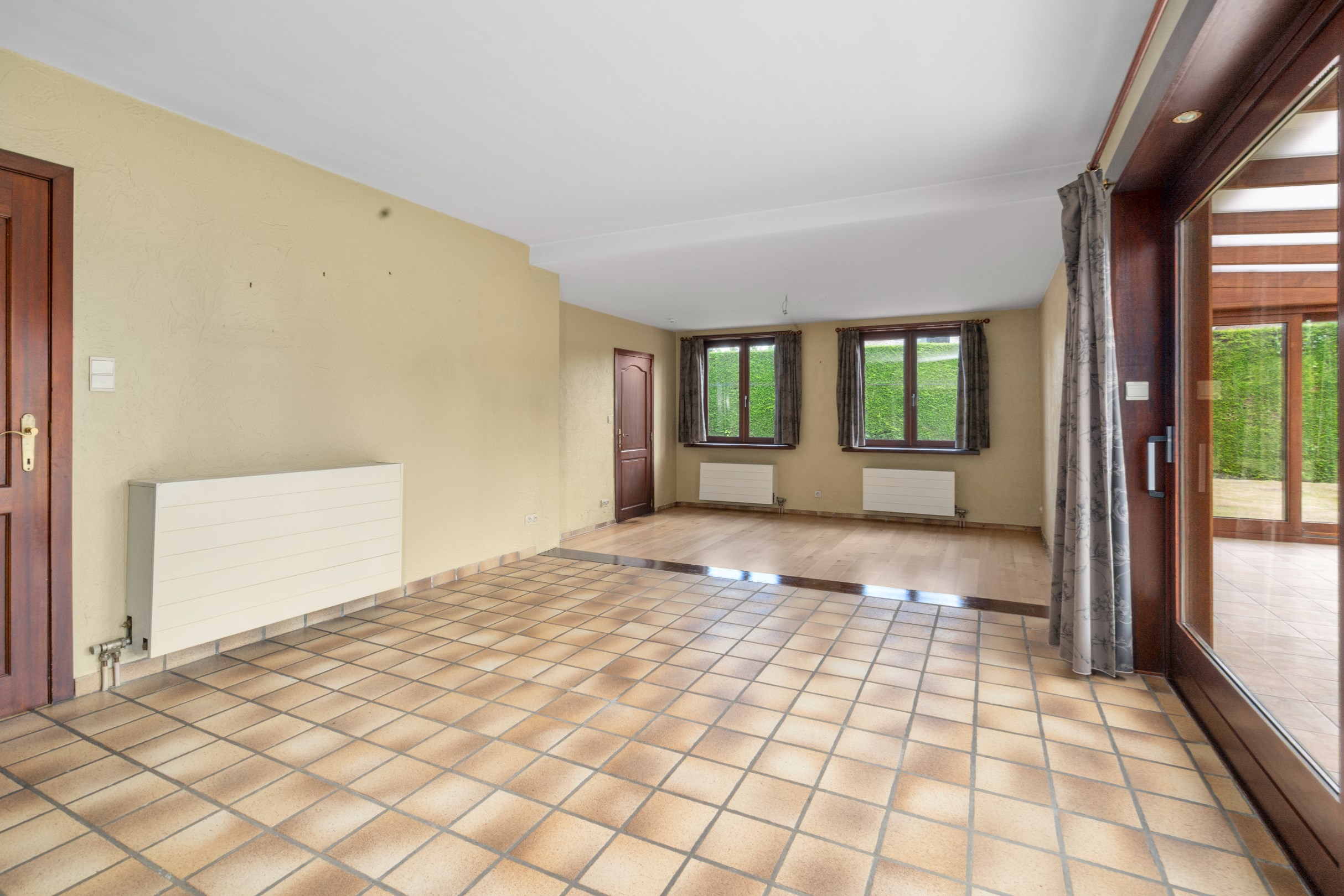 Grande villa individuelle avec double garage sur un terrain orient&#233; plein sud de 1229 m2 &#224; Knokke Heist. Le terrain est divisible. 