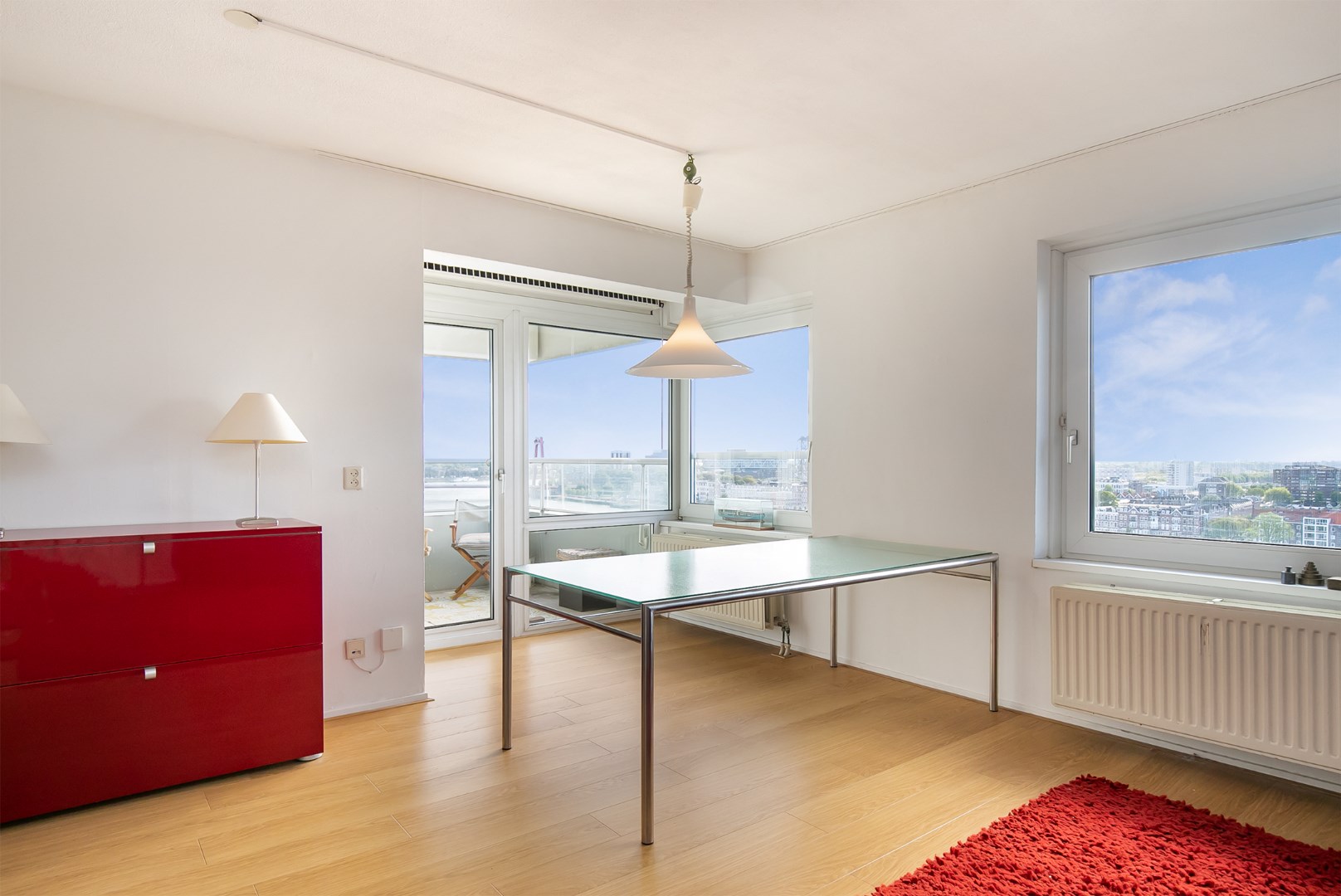 3-kamer appartement op de 13e verdieping met geweldig uitzicht op de Willemsbrug en Erasmusbrug en de Maas! 