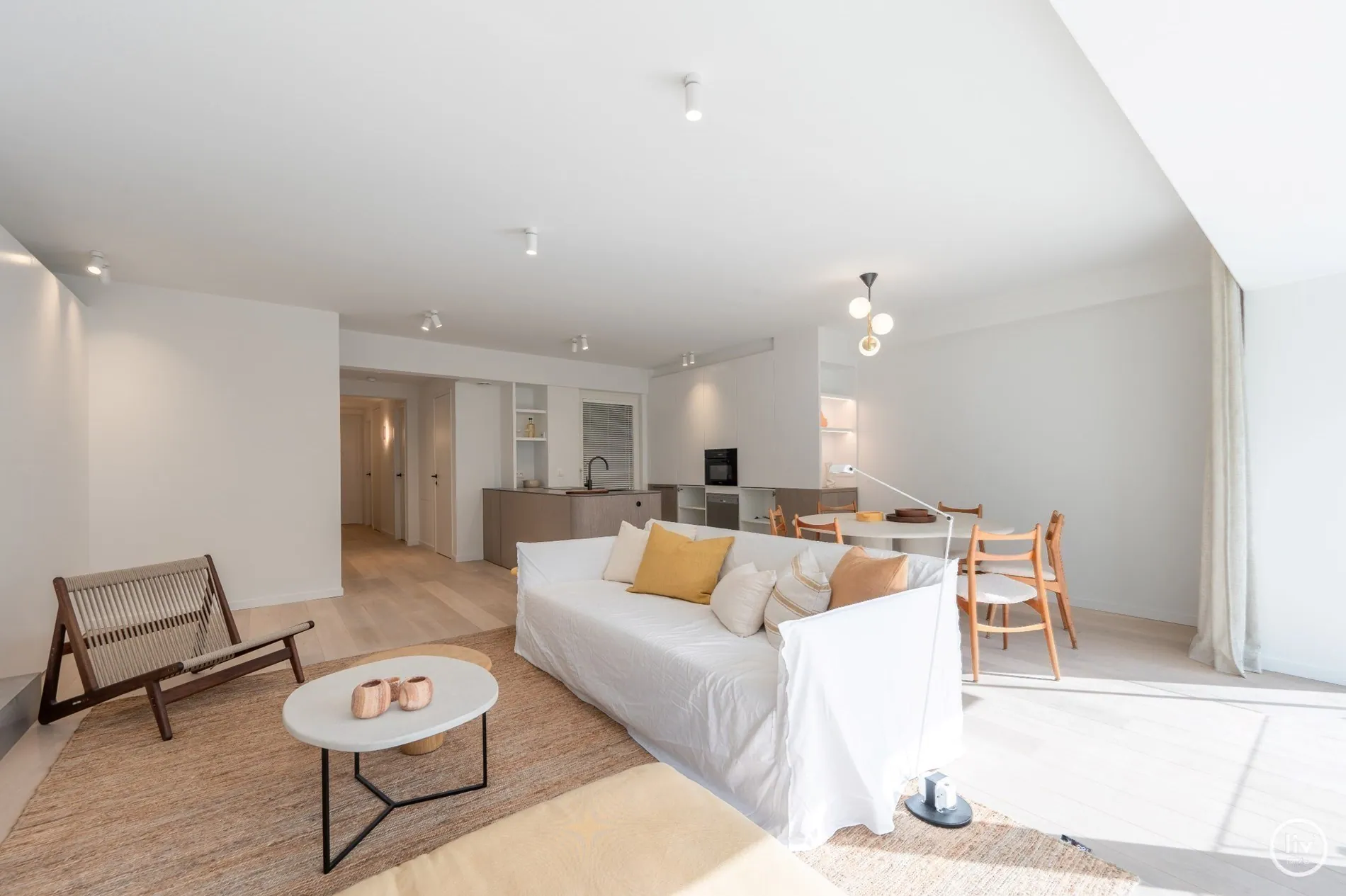 Magnifique appartement de 3 pièces dans un projet de construction (re)nové Carolus avec une belle largeur de façade.