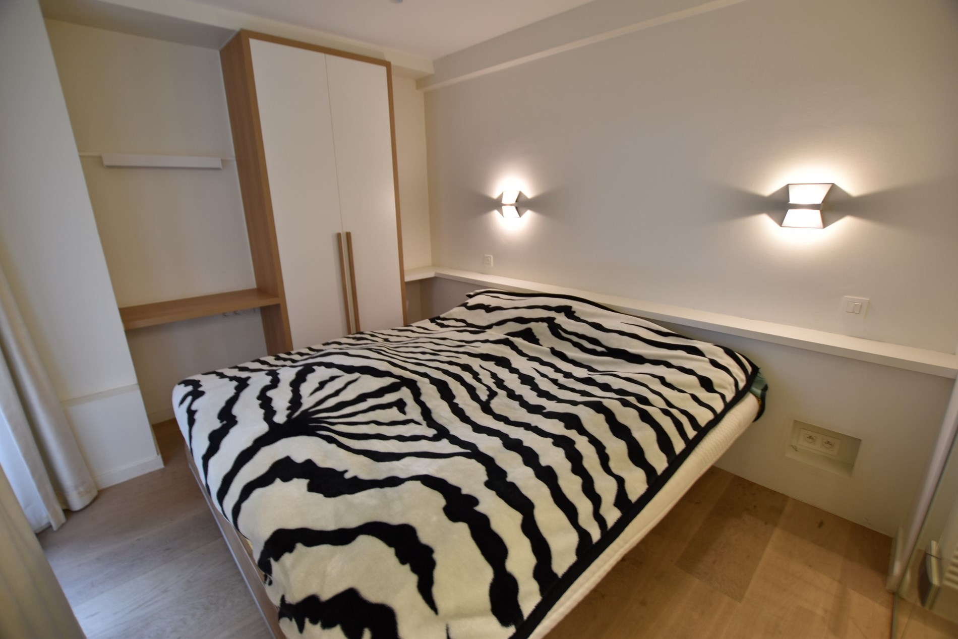 Non meubl&#233; - Appartement unique avec vue lat&#233;rale sur la mer, situ&#233; au centre de la place de la Tour de Lumi&#232;re. 