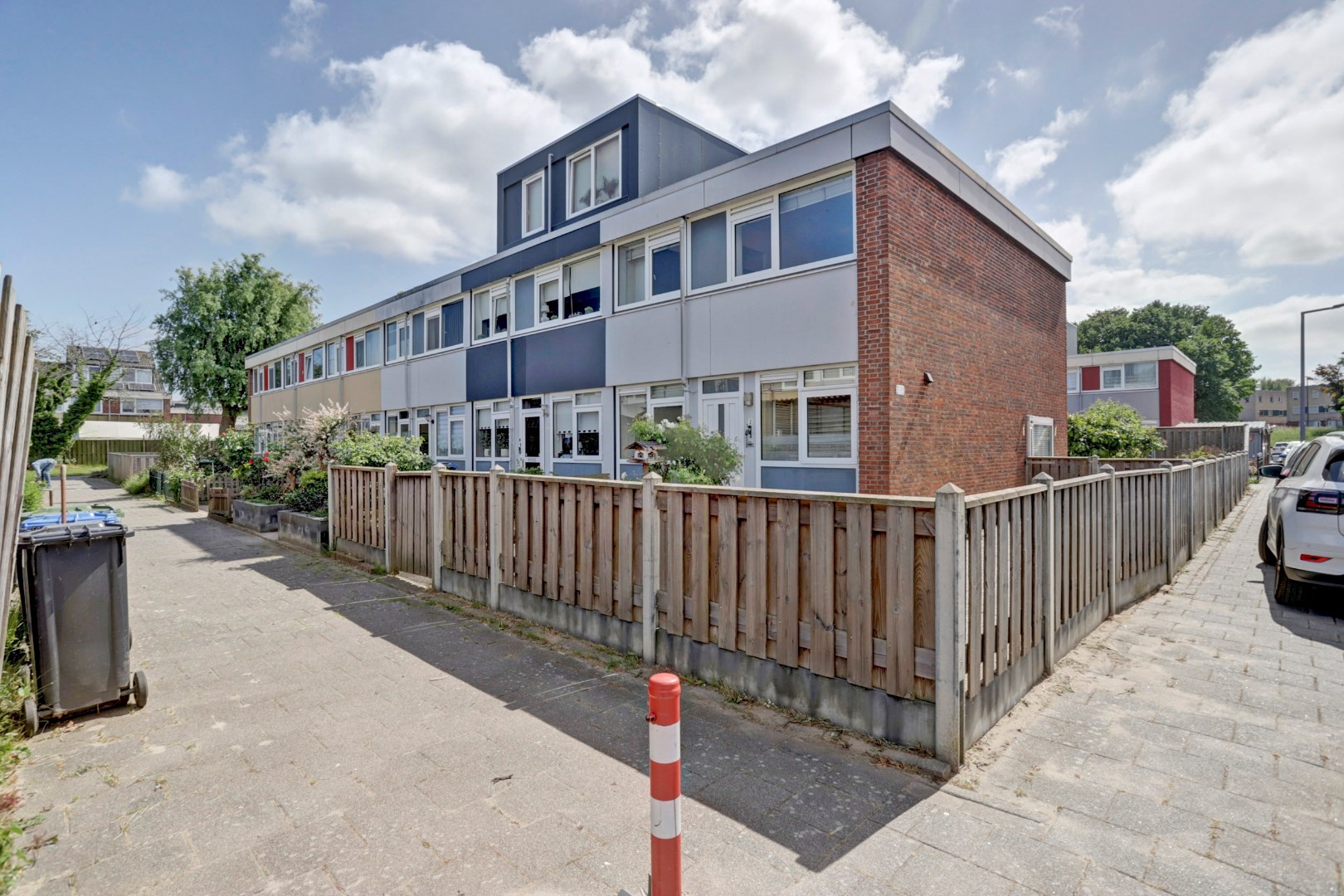 Leuke starters hoekwoning op 206 m&#178; eigen grond met 4- (voorheen 5) kamers, kunststof kozijnen en zonnige brede tuin! 