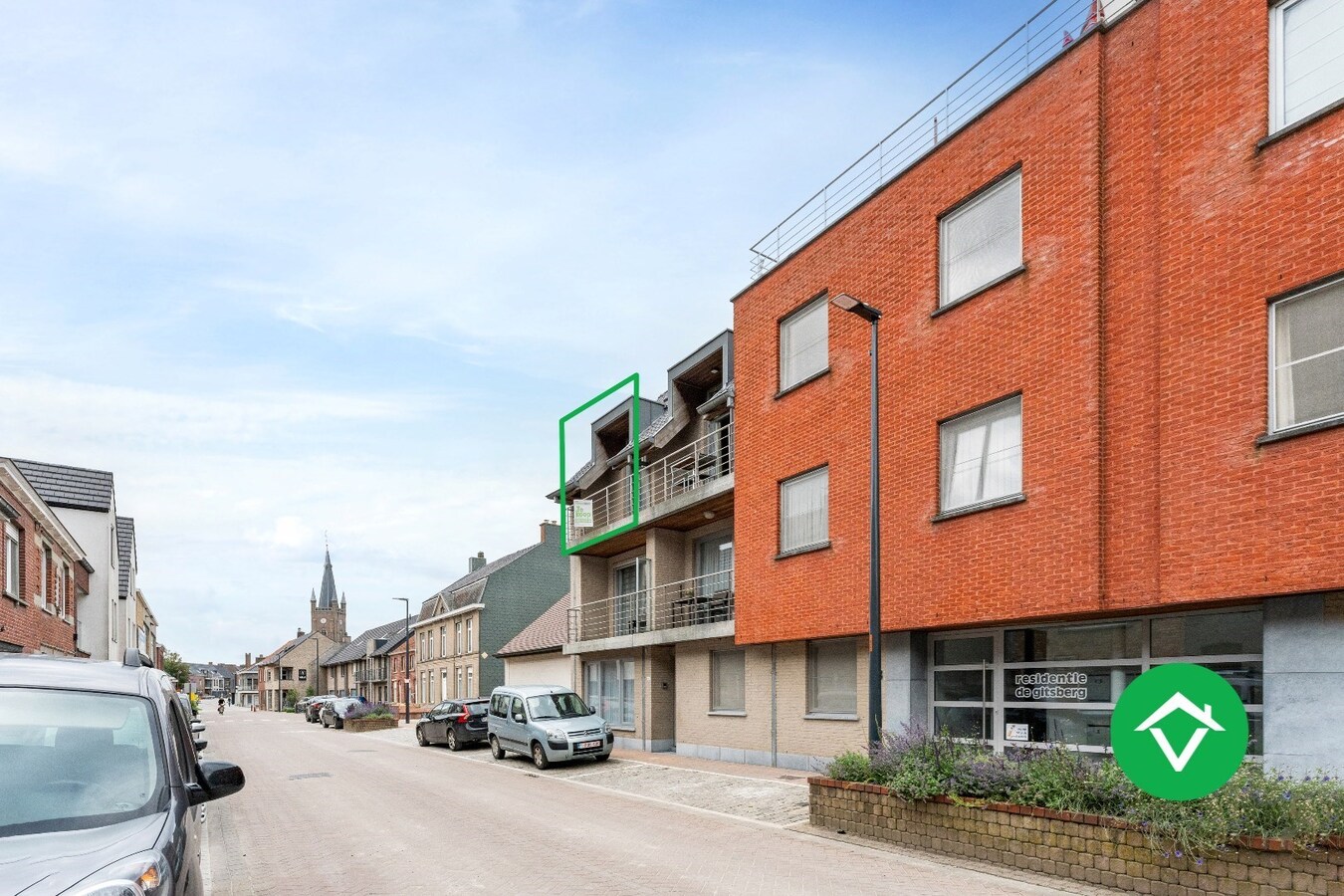 Appartement met twee slaapkamers, terras en garage te Gits 