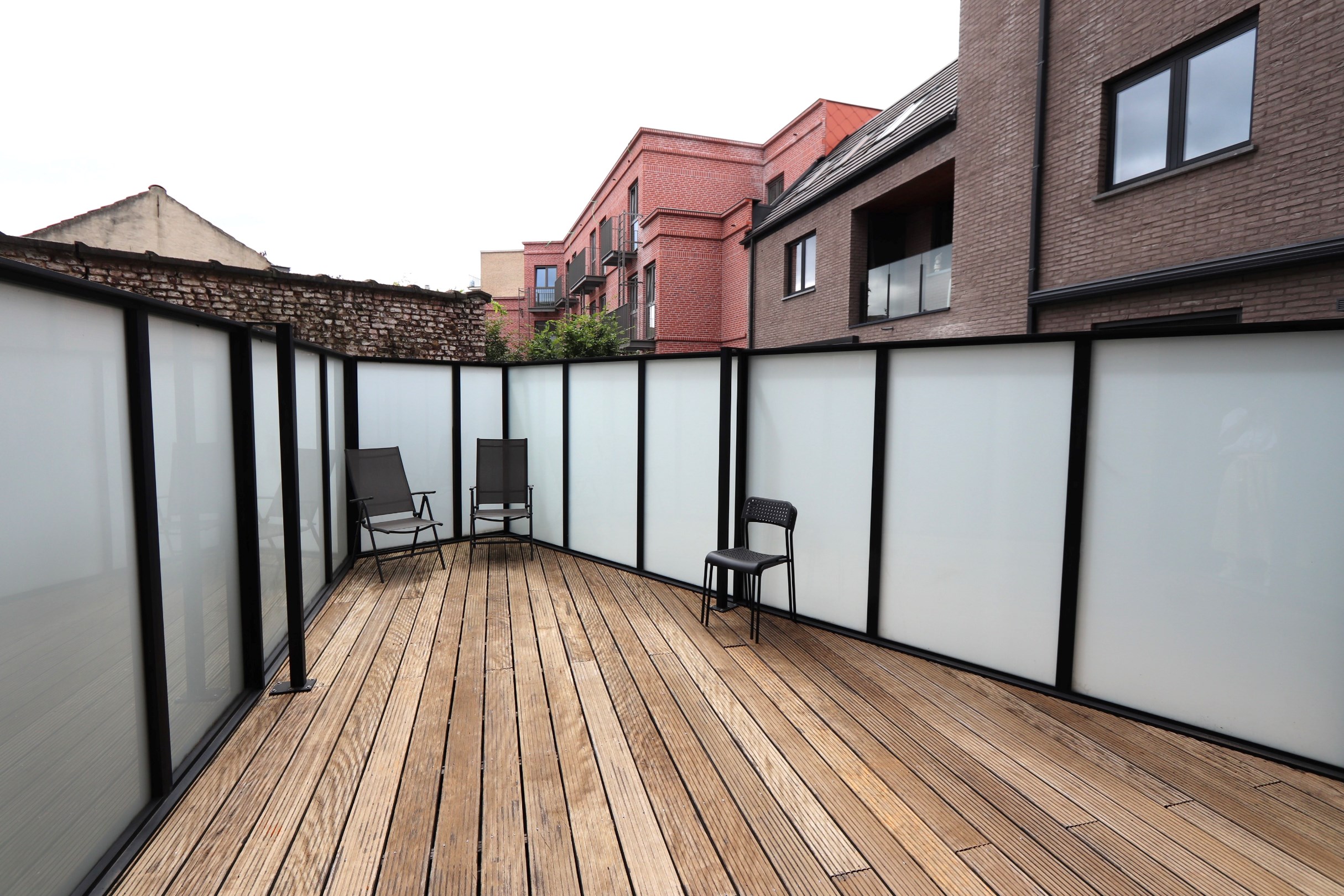 INSTAPKLAAR APPARTEMENT MET 2 SLAAPKAMER EN GARAGE 