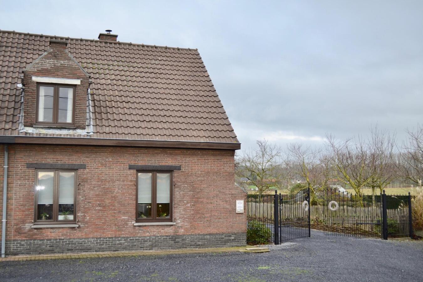 Gerenoveerde, instapklare woning met authentieke bijgebouwen op 1,7 Ha te Maarkedal 