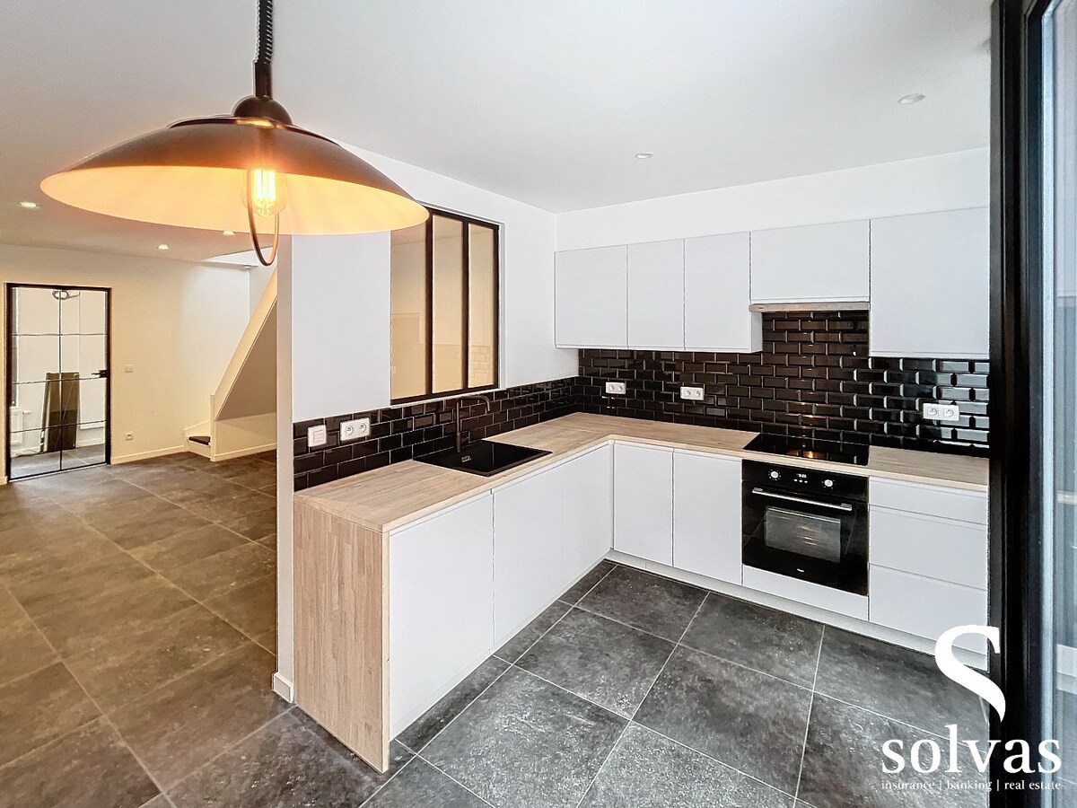 Gerenoveerde woning met 3 slaapkamers in Drongen met kwalitatieve afwerking. 