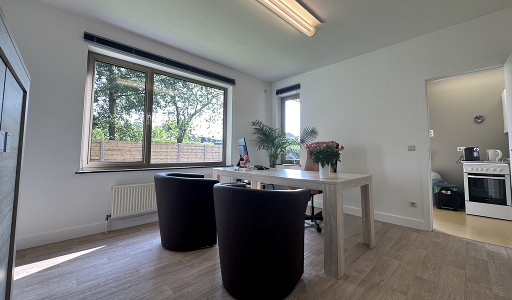 Lichtrijke kantoor- of praktijkruimte met terras te huur in Drongen