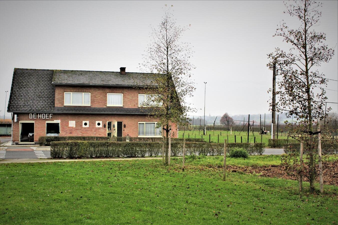 Woning (5 slaapkamers) met vergunde horecazaak (caf&#233;), studio, recreatieterrein en weides op ca. 1.5ha te Kortenaken (Vlaams-Brabant) 