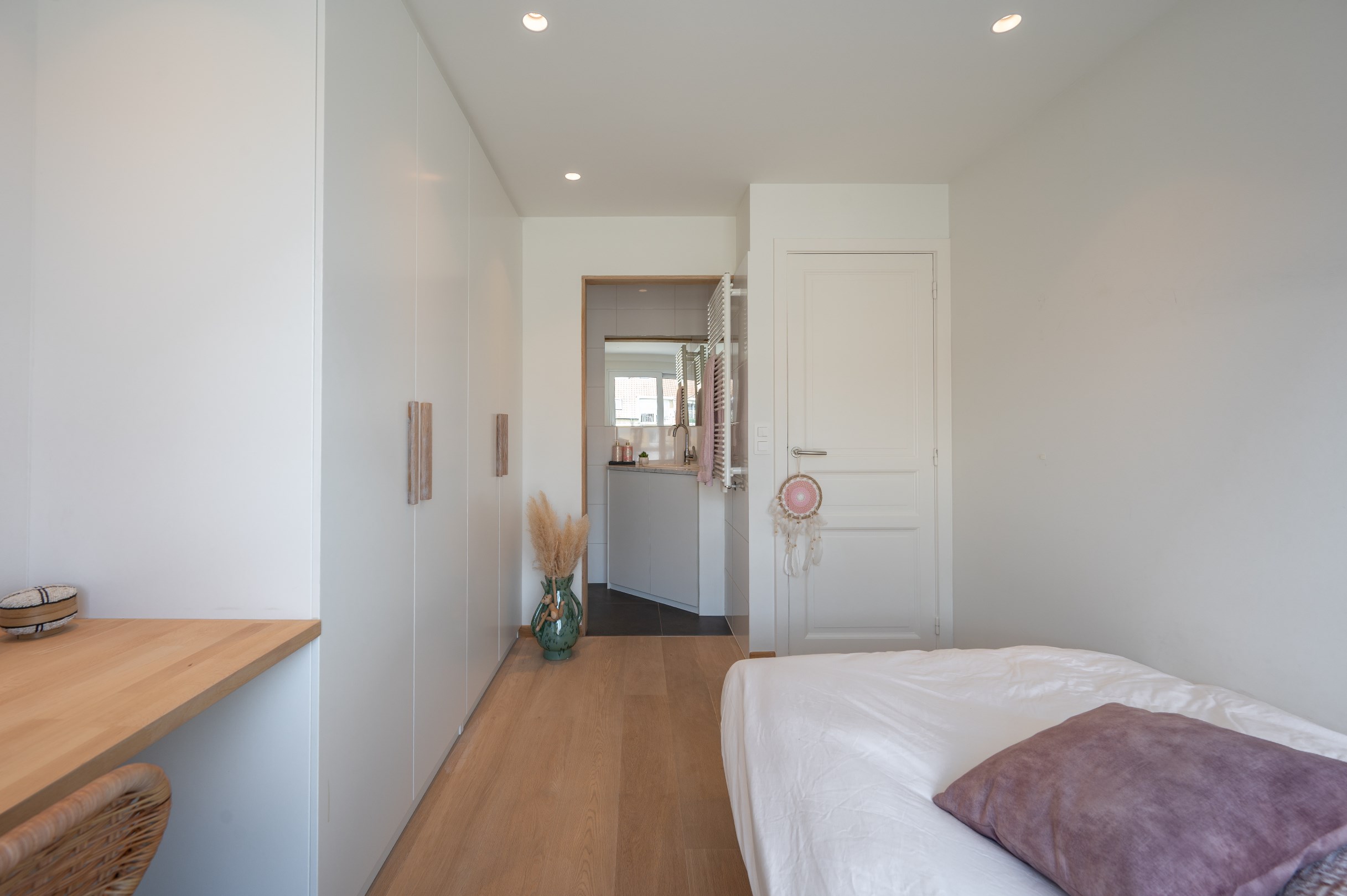Prachtig instapklaar duplex-appartement met zonnige terrassen genietend van een open zicht en tevens zeezicht (Mogelijkheid tot aankoop van een inpandige garagebox). 