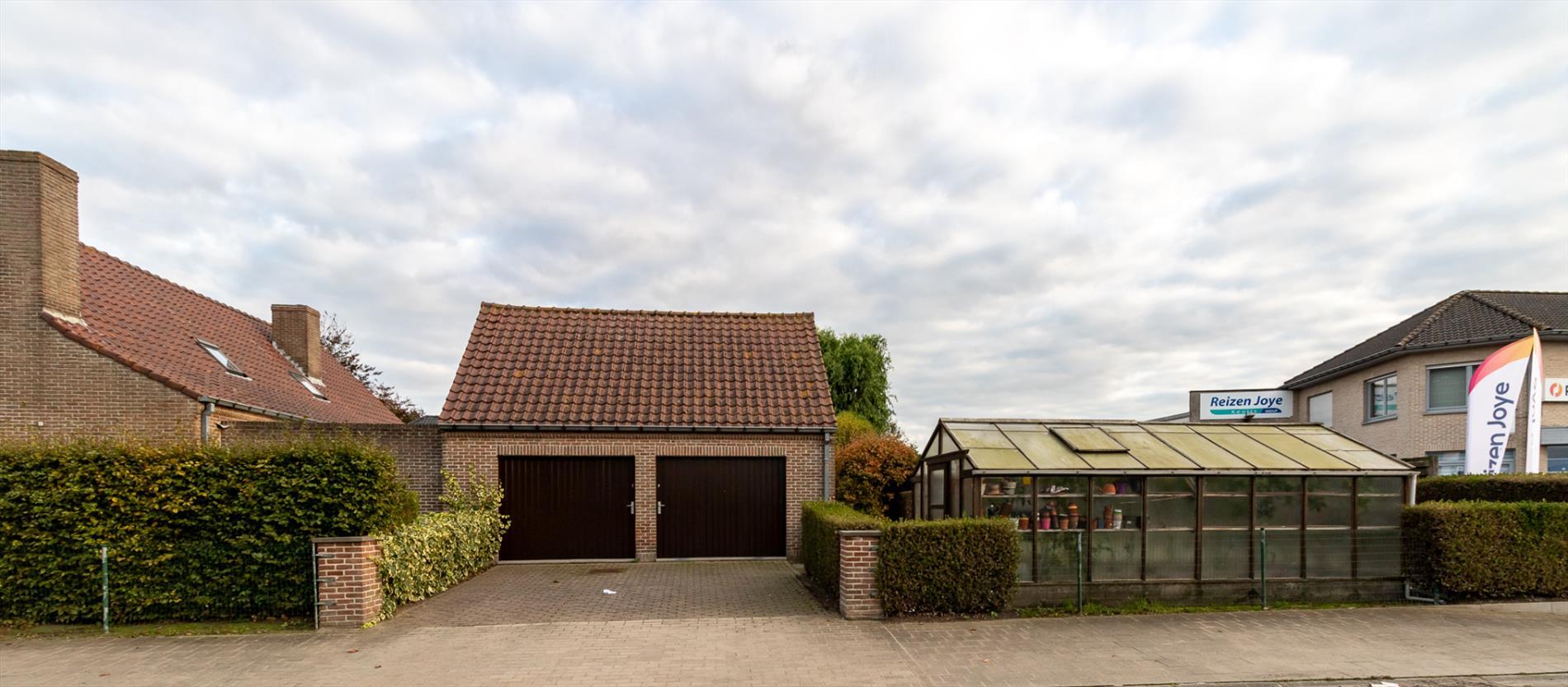 Ruime alleenstaande woning met dubbele garage te Koekelare 