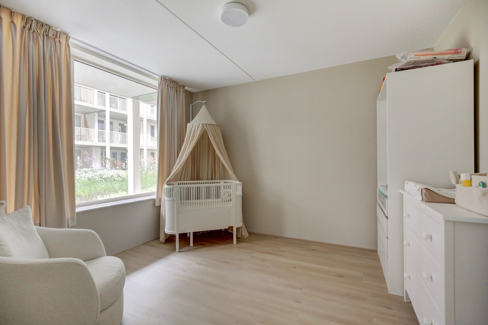 Zo te betrekken recent opgeleverde luxe 3-kamer appartement, welke gelegen is op de eerste verdieping met eigen parkeerplaats in parkeergarage! 