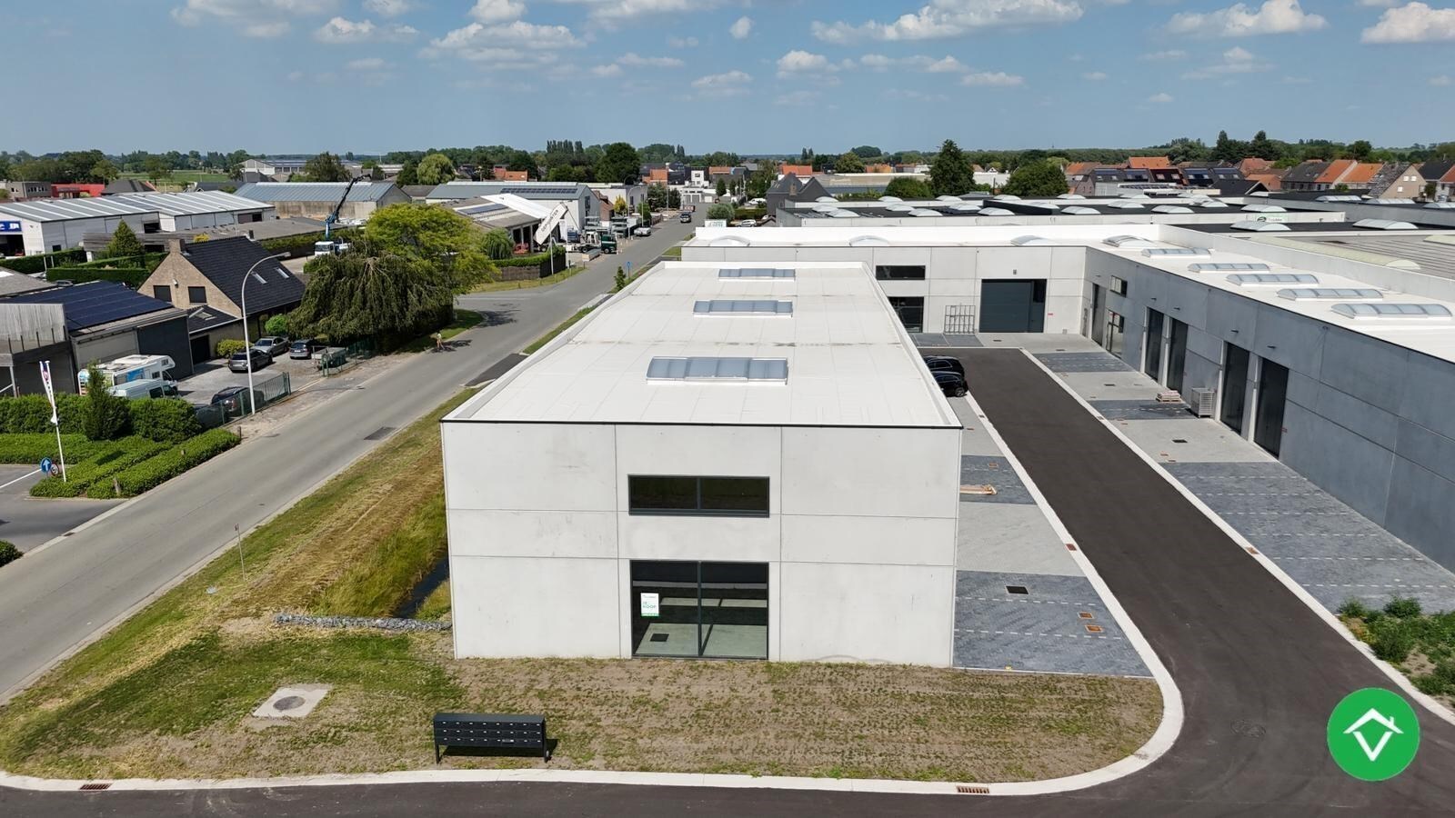 Loods te koop – 246 m&#178; met 2 parkeerplaatsen inbegrepen op de industriezone te Ichtegem 