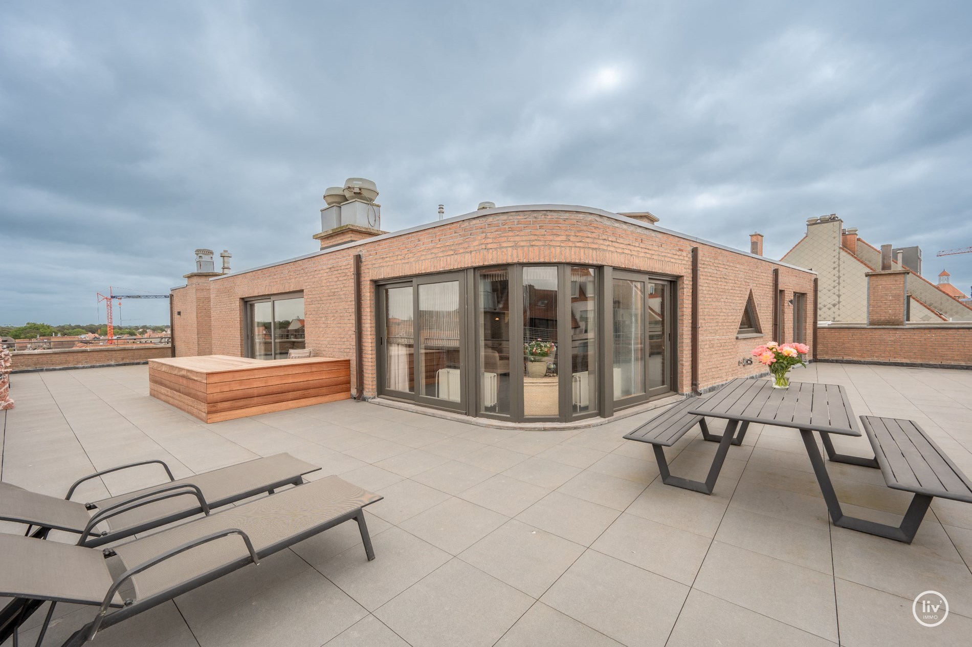 “Unieke Penthouse (1992) te koop op een toplocatie in Knokke –3 -kamerappartement met uitzonderlijke zonneterrassen van meer dan +/- 200m2 . 