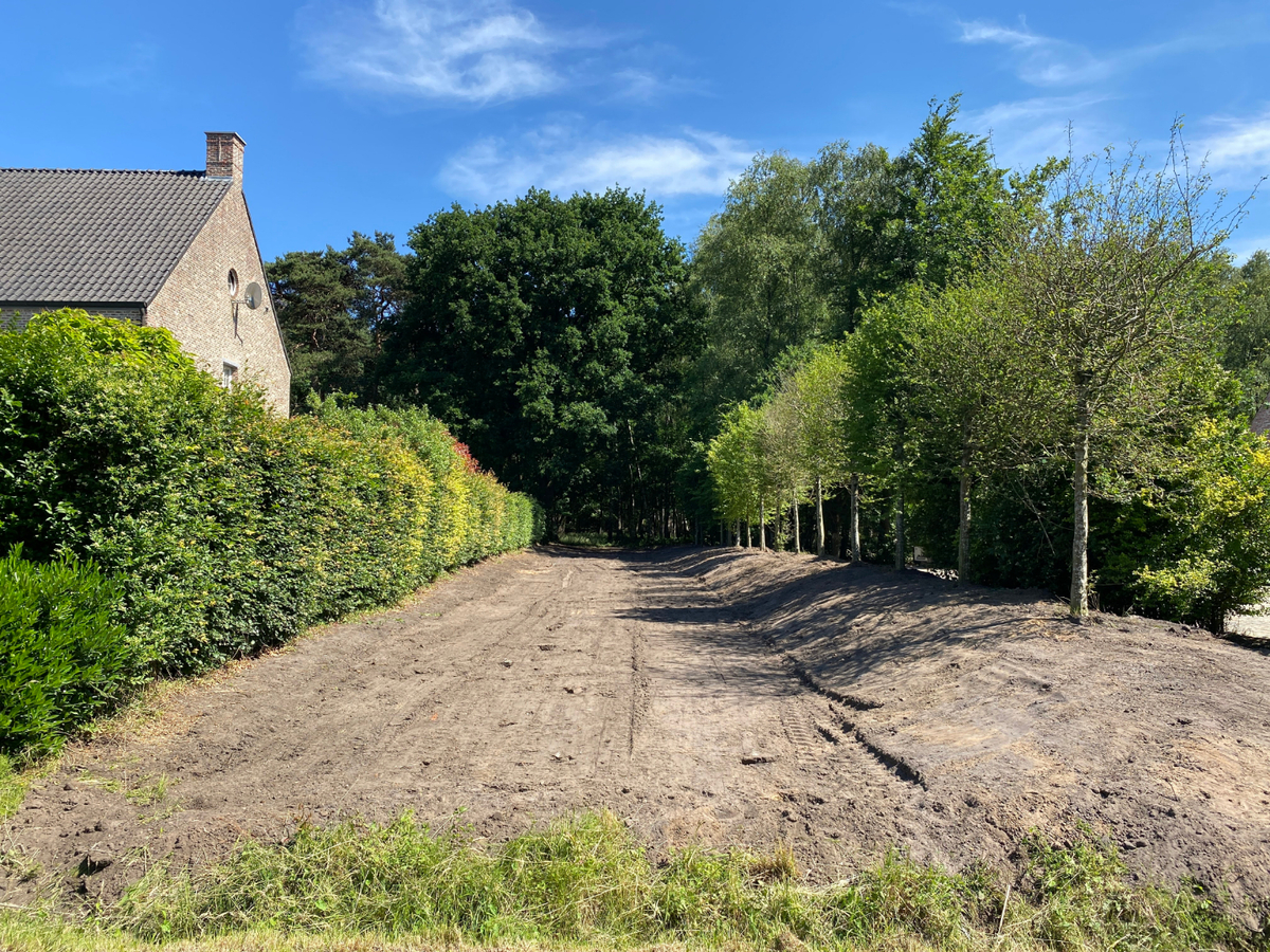 Uitzonderlijk rustig gelegen perceel van 2.500 m&#178; met priv&#233; oprijlaan van ca. 60 m grenzend aan natuurgebied te Brecht. 