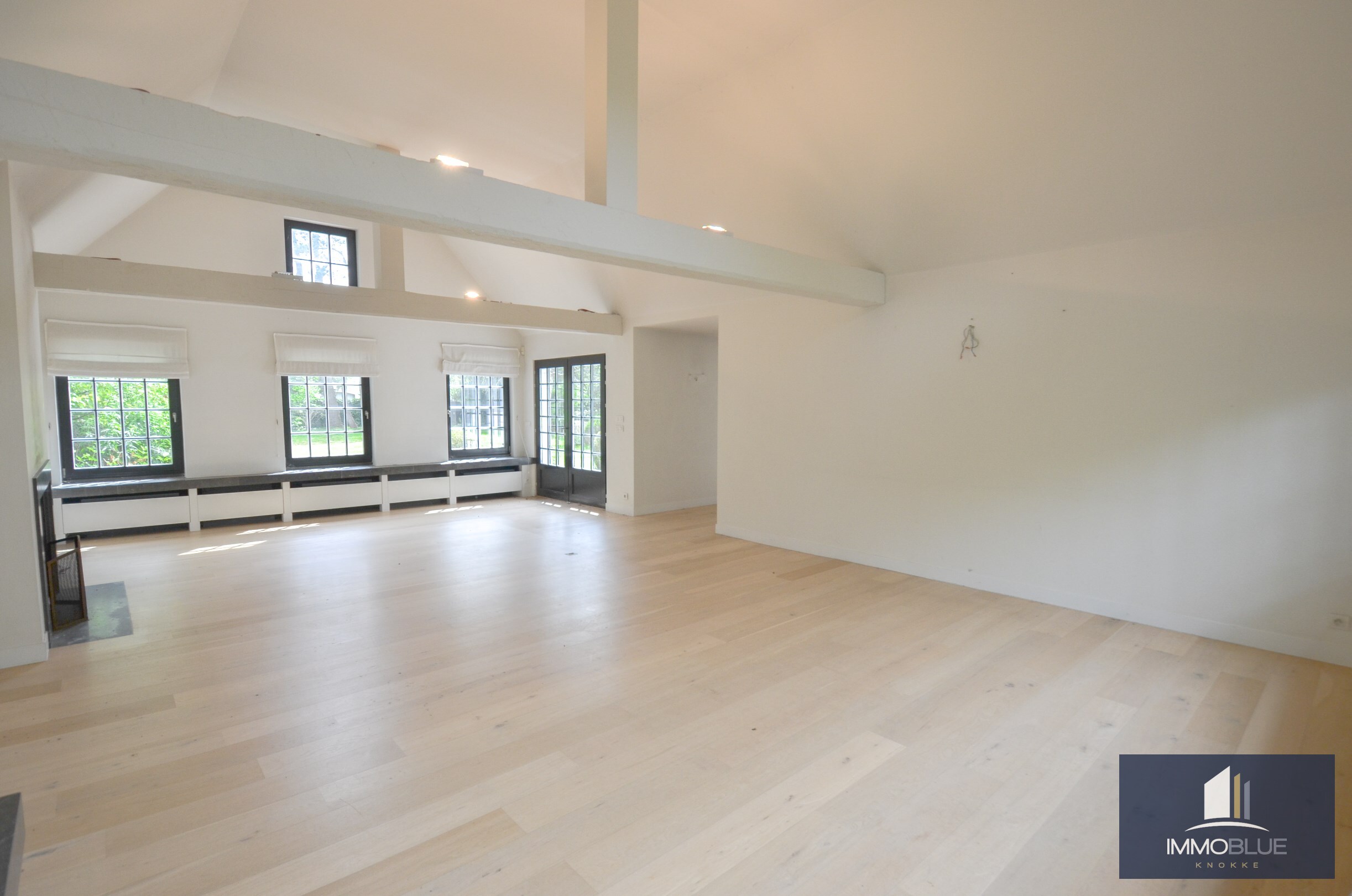 Villa exclusive, situ&#233;e au calme sur un terrain de 1.628 m&#178;, &#224; proximit&#233; du Royal Zoute Tennis Club. 