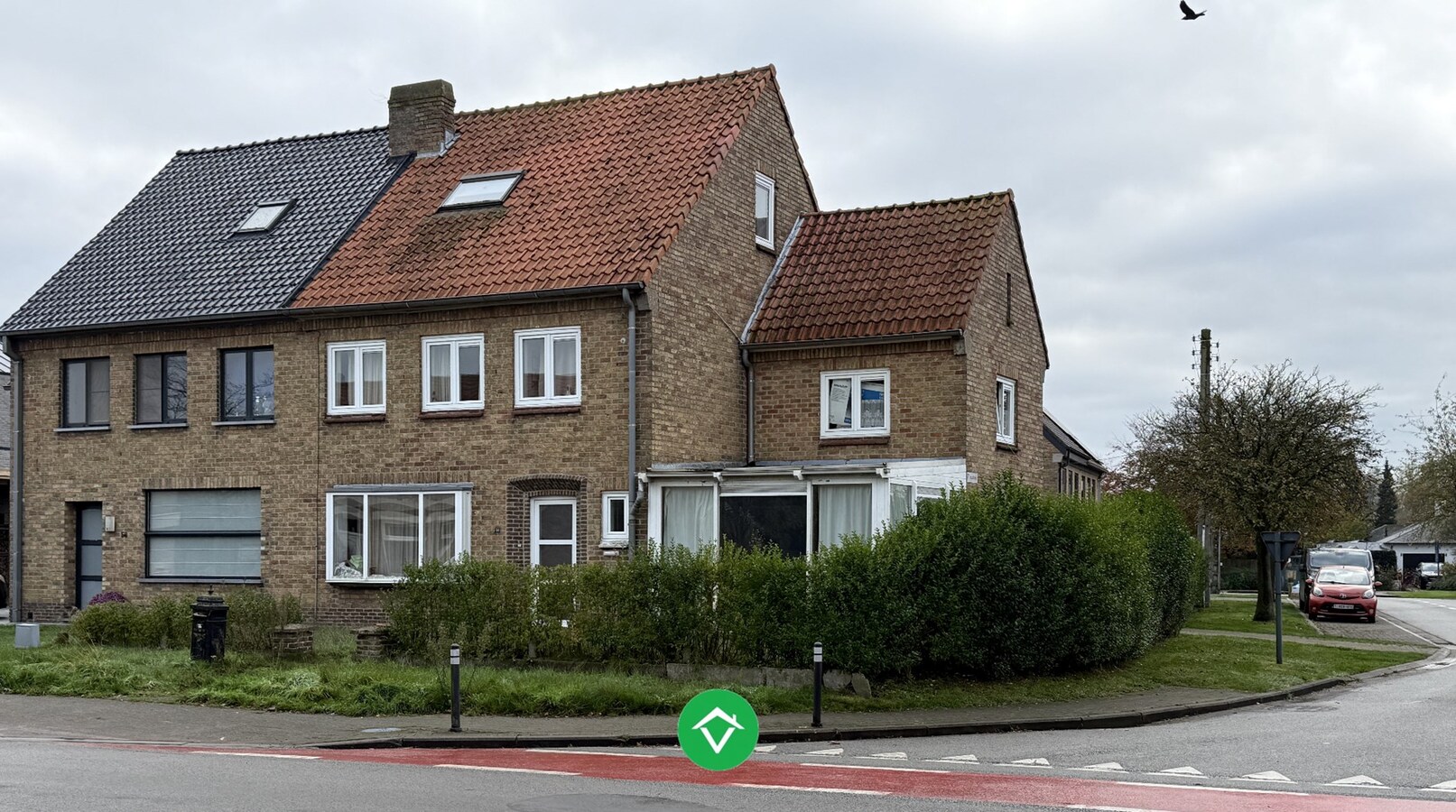 Op te frissen woning met 7 slaapkamers en tuin te Gistel 