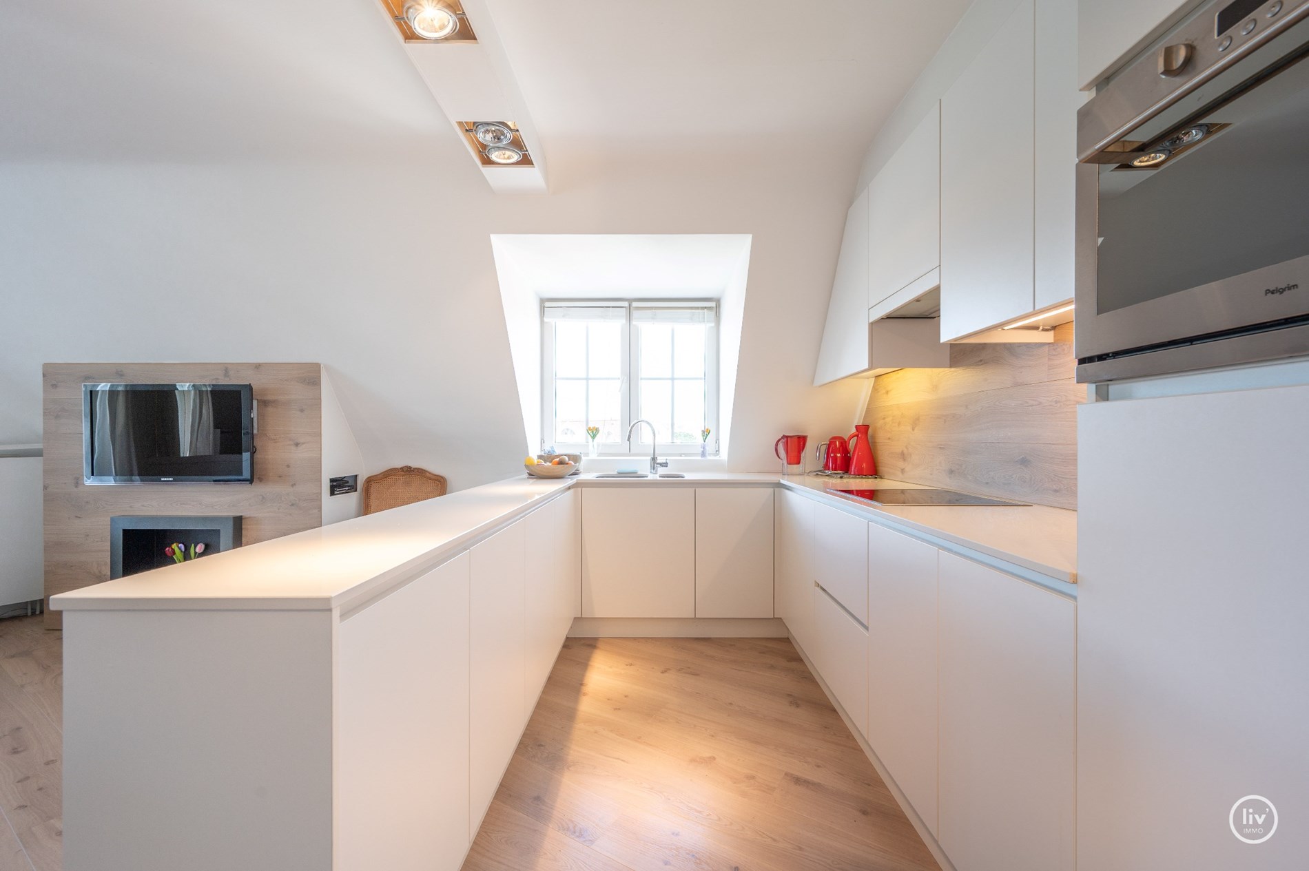Volledig instapklaar 3-kamer appartement op wandelafstand van de Zeedijk-Duinbergen met mogelijkheid tot aankoop van een inpandige garagebox! 