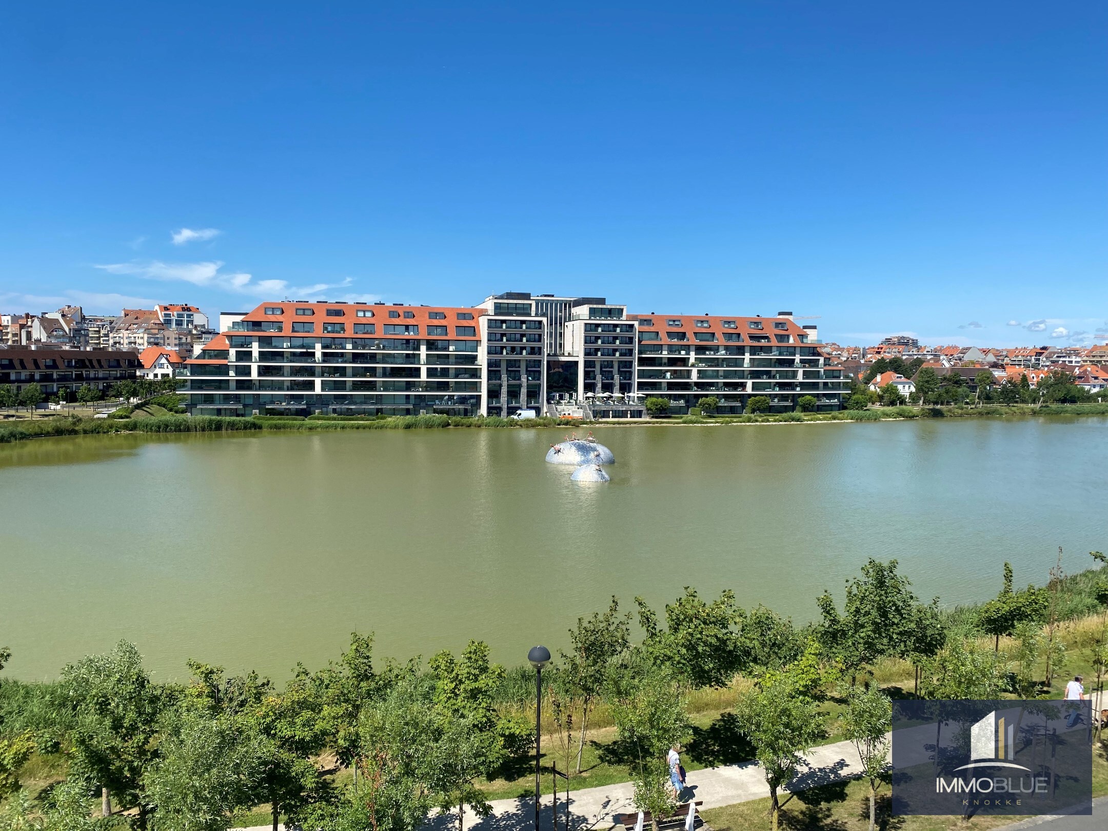 Appartement d&#39;angle enti&#232;rement r&#233;nov&#233; avec une belle vue sur le lac de la Victoire. 