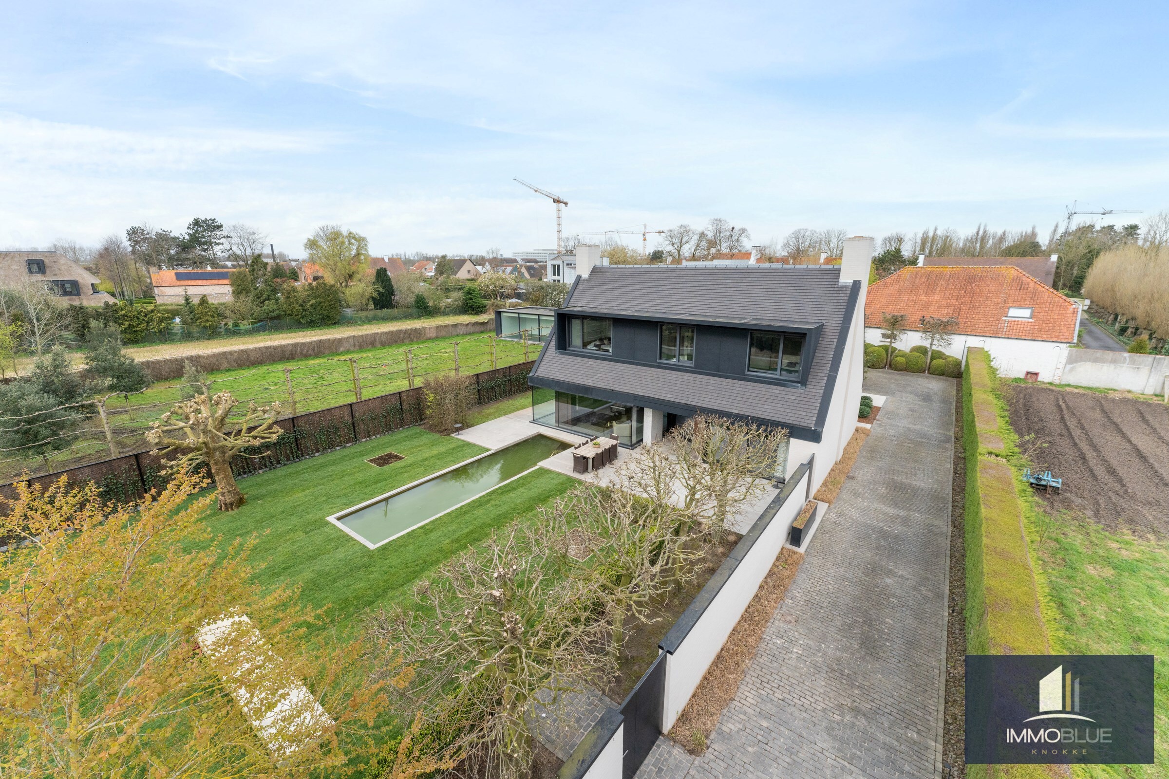 Spacieuse et &#233;l&#233;gante villa avec beaucoup d&#39;intimit&#233; et un jardin orient&#233; au soleil, situ&#233;e dans un quartier r&#233;sidentiel de Knokke. 