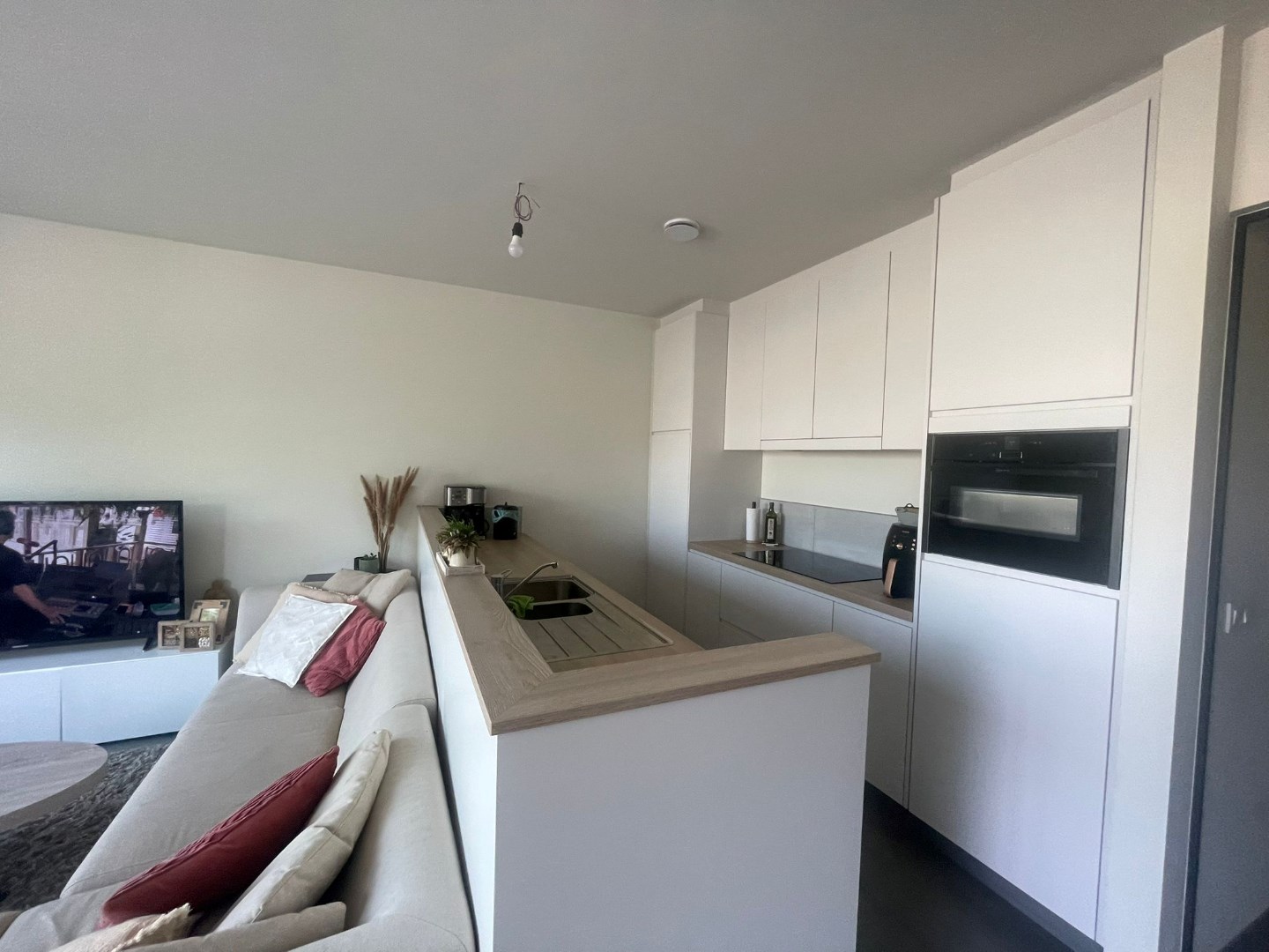 Ruim duplex appartement met 2 slaapkamers en carport te Geel! 
