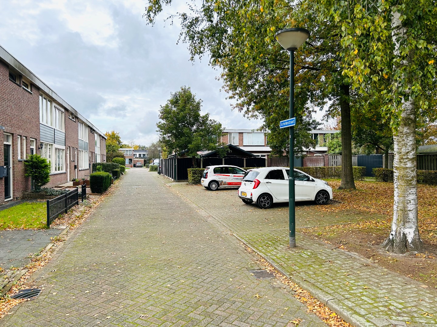 Over de volle breedte uitgebouwde tussenwoning met tuin en tuinhuis gelegen op een rustige locatie aan een autoluw hofje. Energielabel C. 