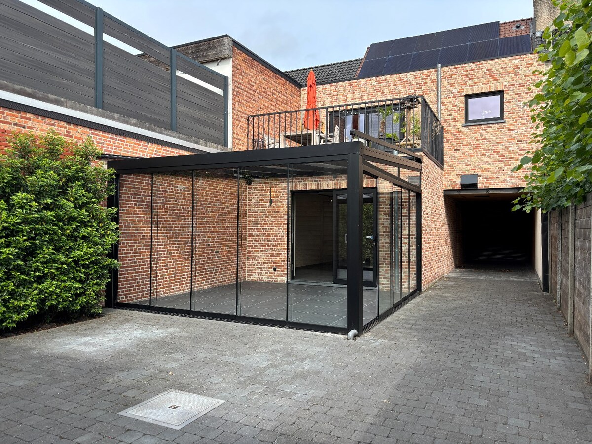 Instapklaar handelsgelijksvloers 90 m&#178; met ruim terras  in het centrum Sint-Antonius naast Bpost. 