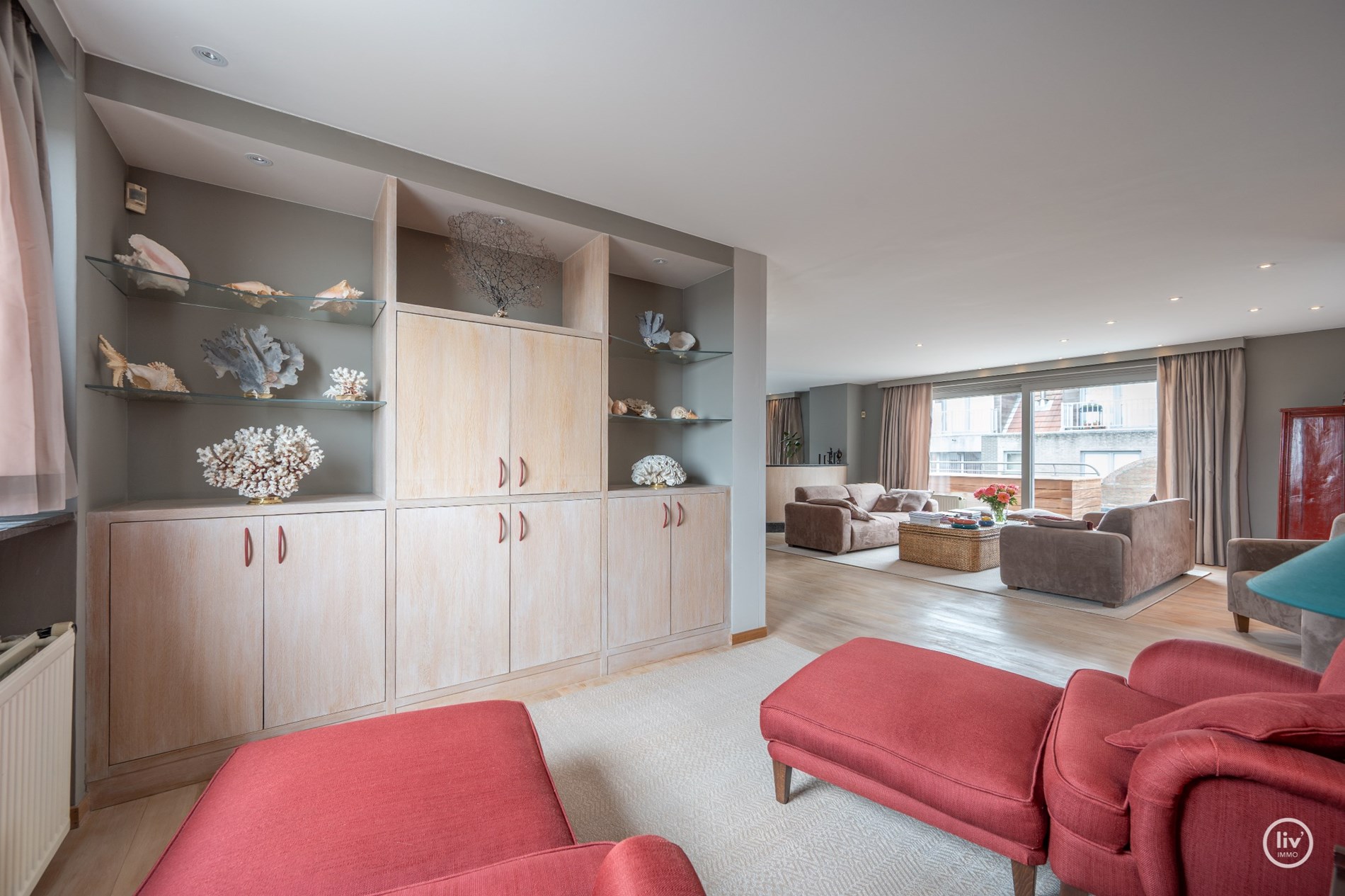 “Unieke Penthouse (1992) te koop op een toplocatie in Knokke –3 -kamerappartement met uitzonderlijke zonneterrassen van meer dan +/- 200m2 . 