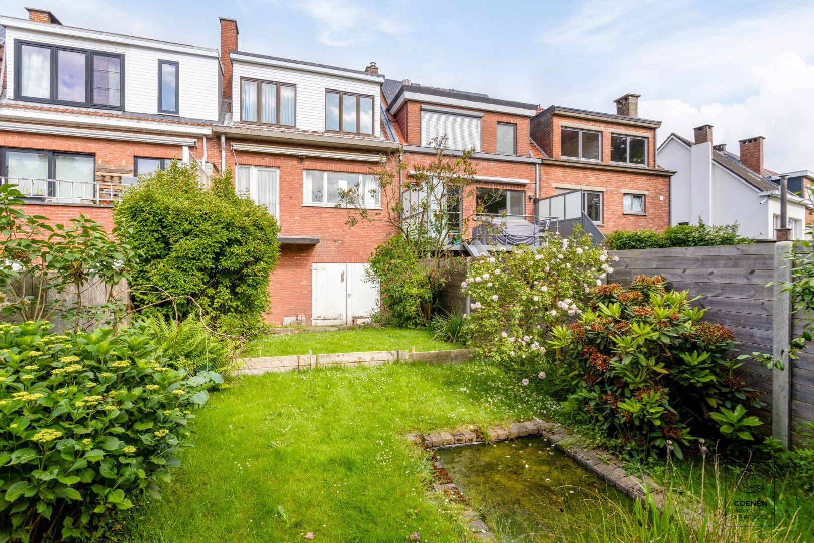 Te renoveren bel-&#233;tage woning (147 m&#178; bew. opp.) met 2 slaapkamers en tuin, centraal gelegen in Borsbeek! 