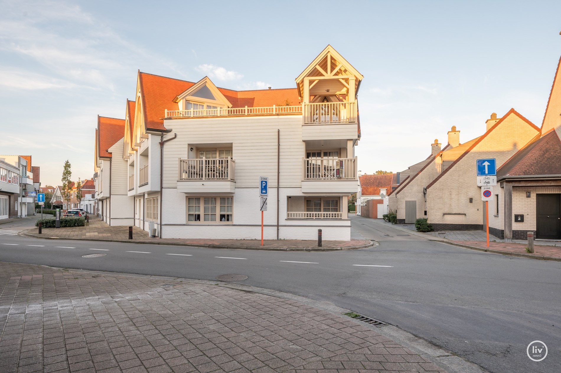 Appartement soign&#233; et contemporain avec une belle terrasse d&#39;angle orient&#233;e au sud, situ&#233; dans le vieux Knokke &#224; distance de marche du march&#233; aux l&#233;gumes de Knokke. 