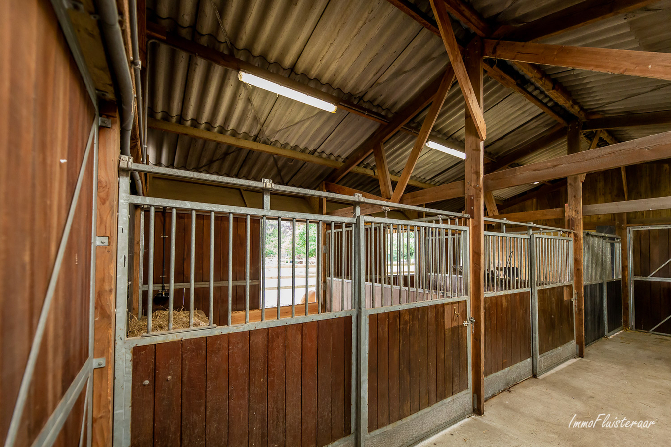 Prachtige villa in landelijk kader met stalgebouw en aanpalend grasland op 8.862m&#178;. 