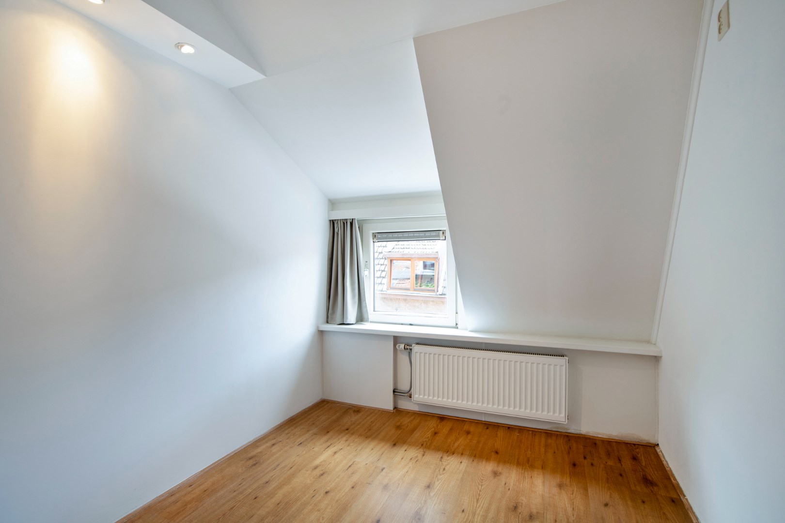 Charmante en knusse uitgebouwde jaren &#39;30 woning met tuin met kunststof kozijnen en gelegen op eigen grond! 