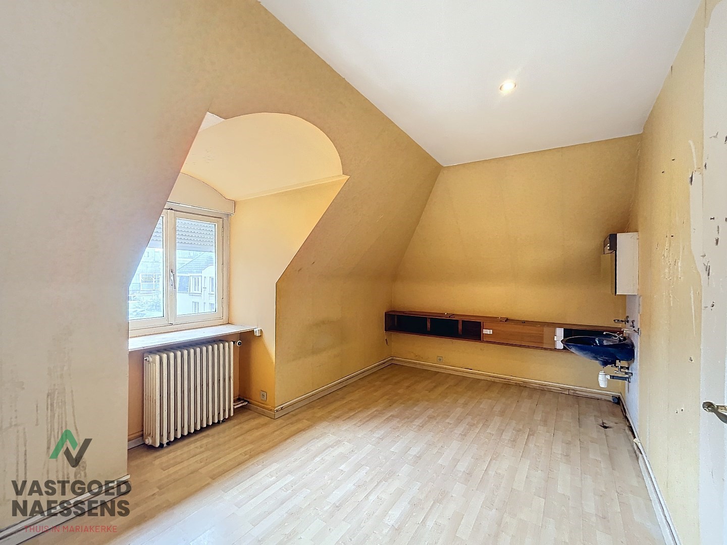 Maison d&#39;angle avec entrep&#244;t - garage - 5 chambres &#224; coucher et terrasse 