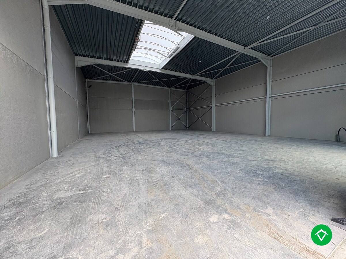Loods te koop – 277 m&#178; met 2 parkeerplaatsen inbegrepen op de industriezone te Ichtegem 