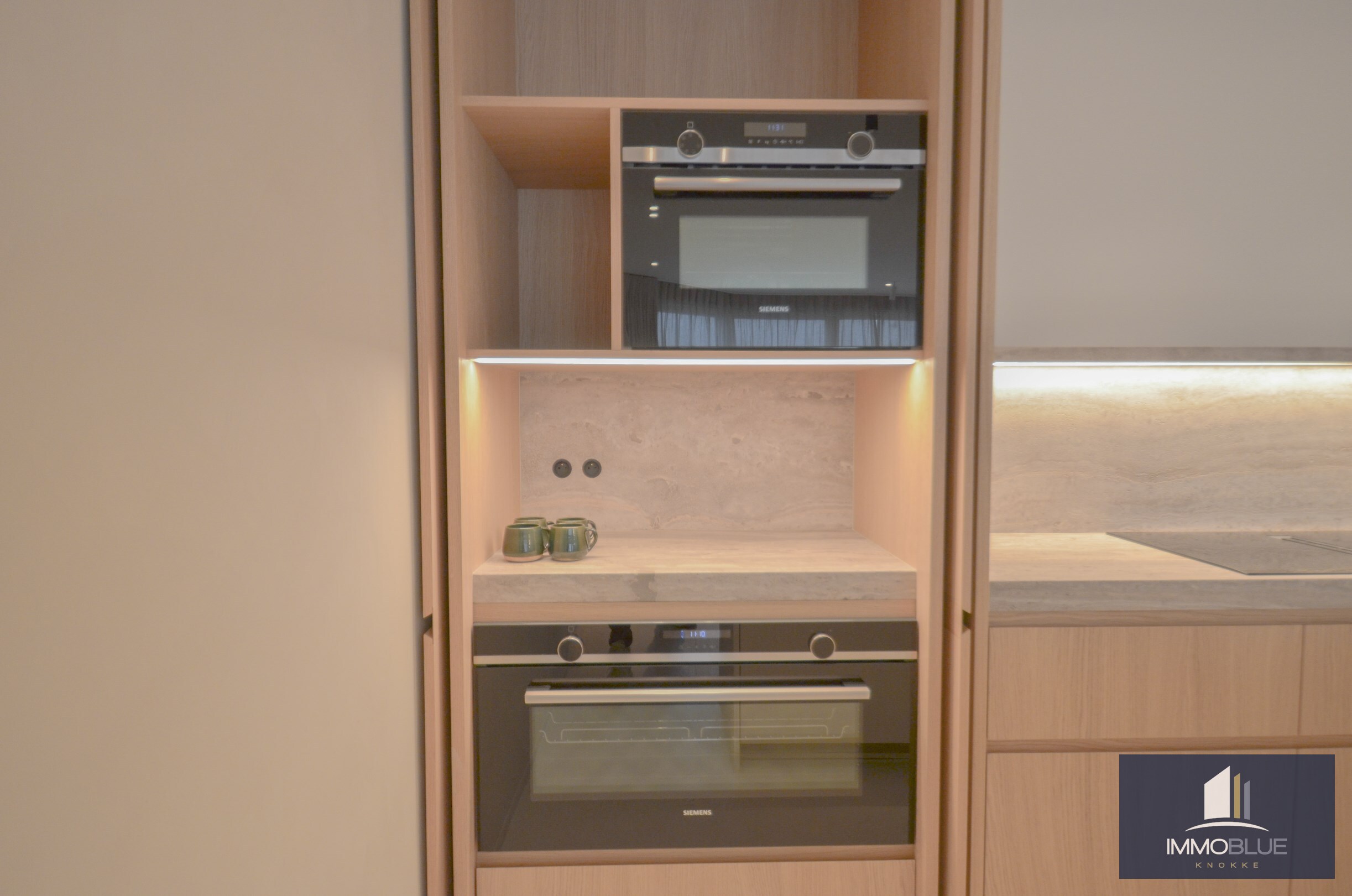 Volledig gerenoveerd appartement met een mooi zijdelings zeezicht gelegen nabij het Driehoeksplein. 