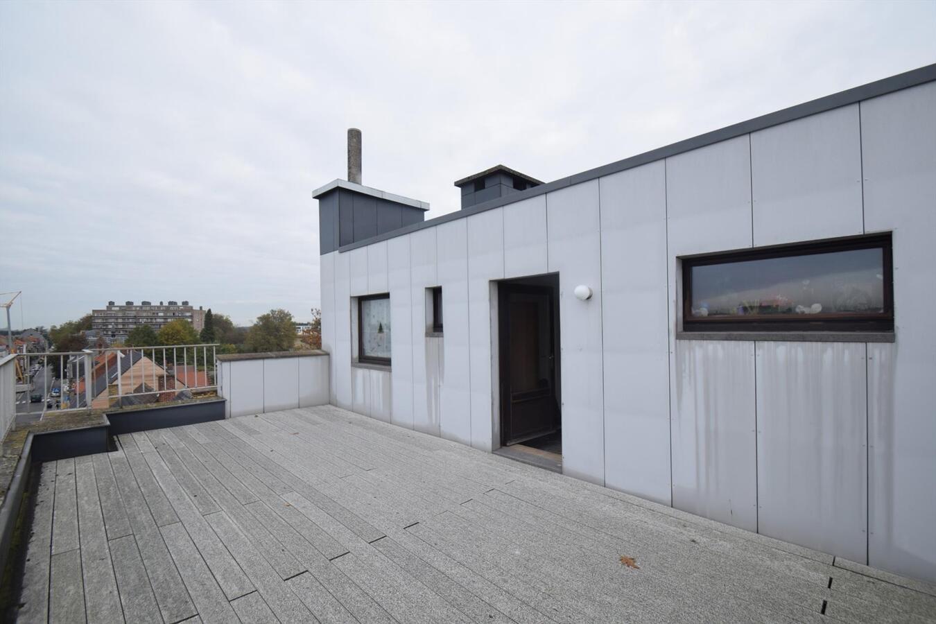 Te renoveren 1- slaapkamer-penthouse-appartementje met zonneterras en prachtig uitzicht 