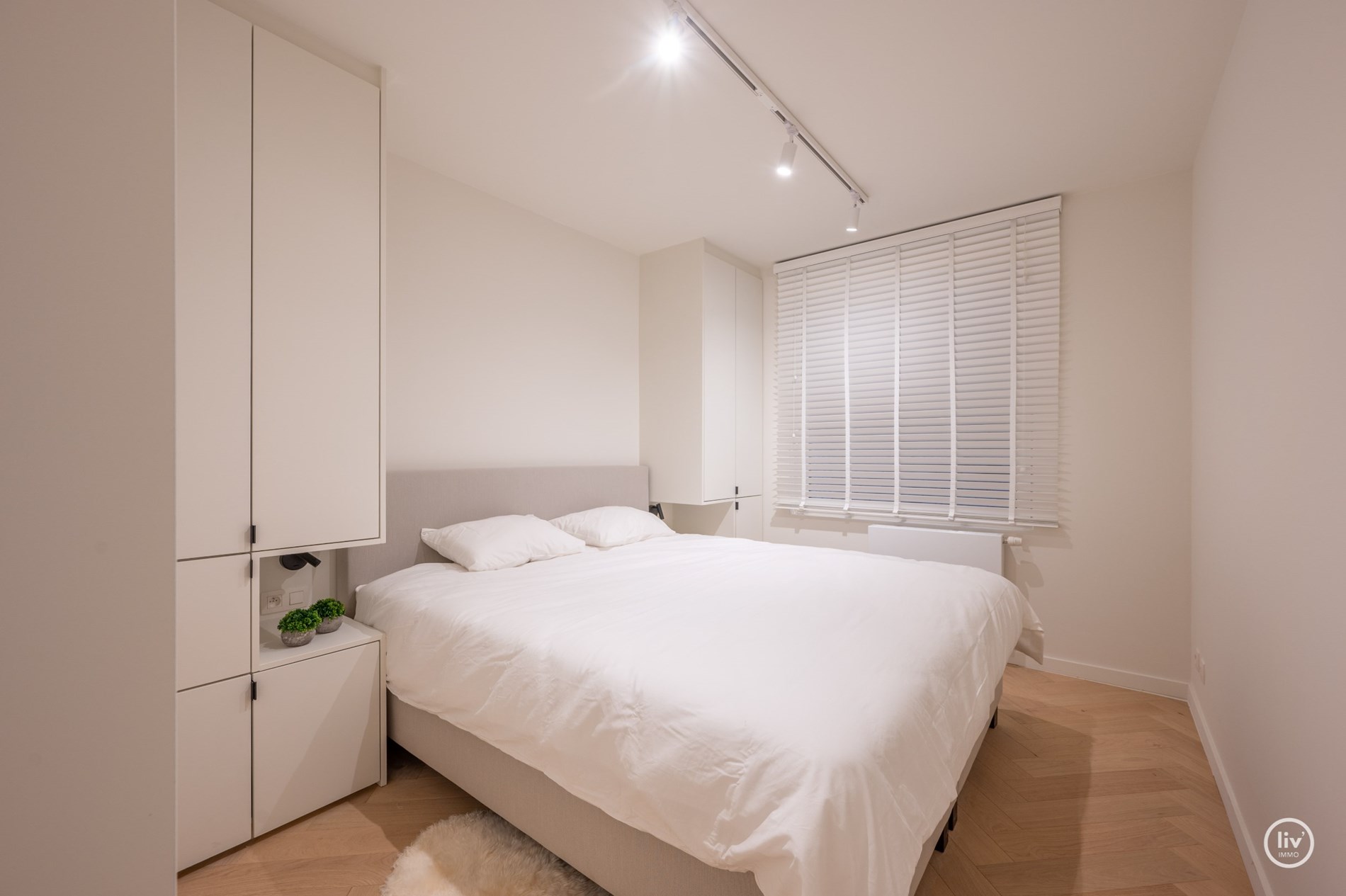 Gerenoveerd appartement met 2 volwaardige slaapkamers gelegen op de Lippenslaan vlakbij het Vanbunnenplein te Knokke. 