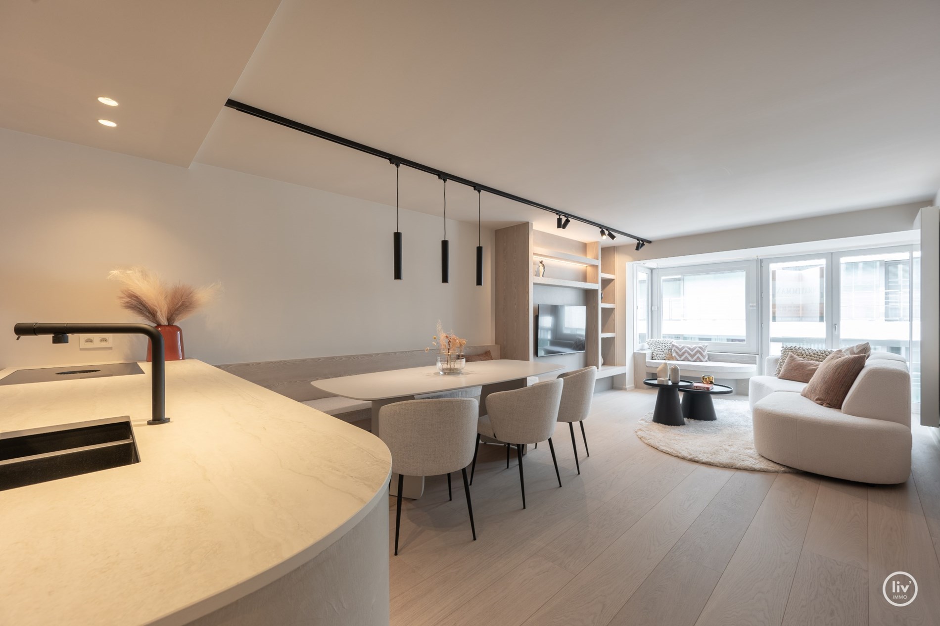 Appartement de 3 chambres r&#233;nov&#233; avec go&#251;t situ&#233; sur la Kustlaan, &#224; proximit&#233; de la place de la Tour de Lumi&#232;re et de la place du Triangle &#224; Knokke. 