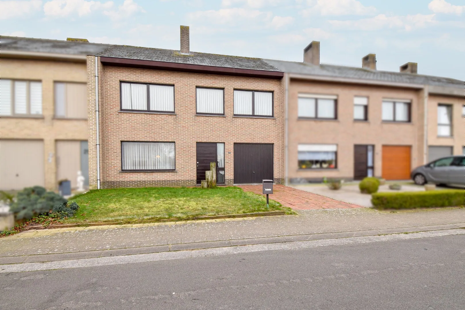 Op te frissen gezinswoning met vier slaapkamers