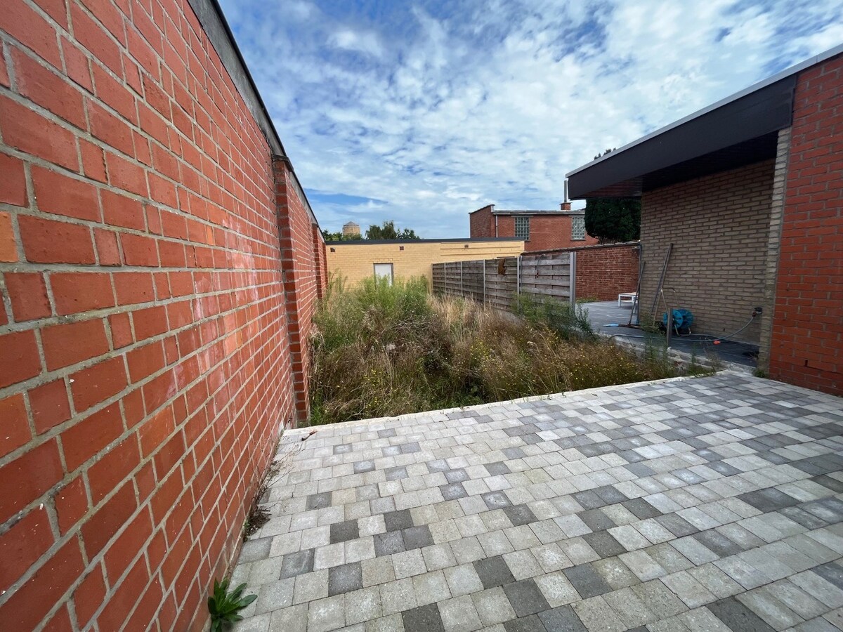 Centraal gelegen, verzorgde 4 slpk-woning met tuin en grote garage, tussen Rumbeke en Roeselare 