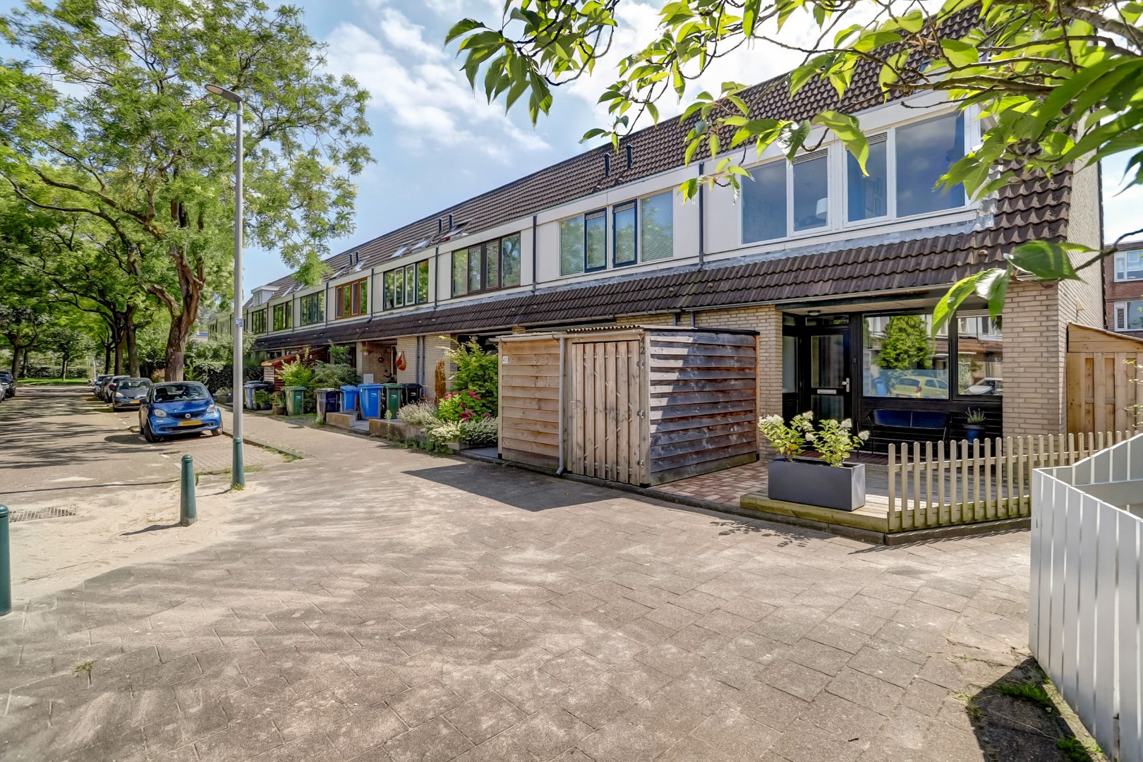 Instapklaar 5-kamer hoekwoning met 4 slaapkamers, moderne keuken en badkamer, ruime onderhoudsvriendelijke tuin en gelegen op EIGEN GROND! 