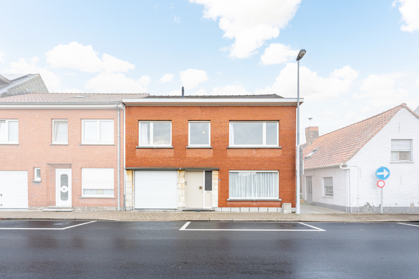 Half-open bebouwing met 4 slaapkamers en garage te centrum Ledegem 
