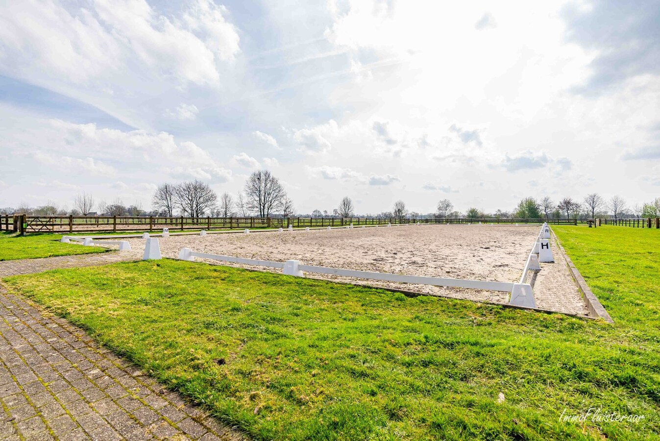 Exclusive country house with equestrian facilities and indoor arena on approx. 1.8 ha in Wuustwezel (Possibility to purchase approx. 6 ha of adjacent pastureland) 